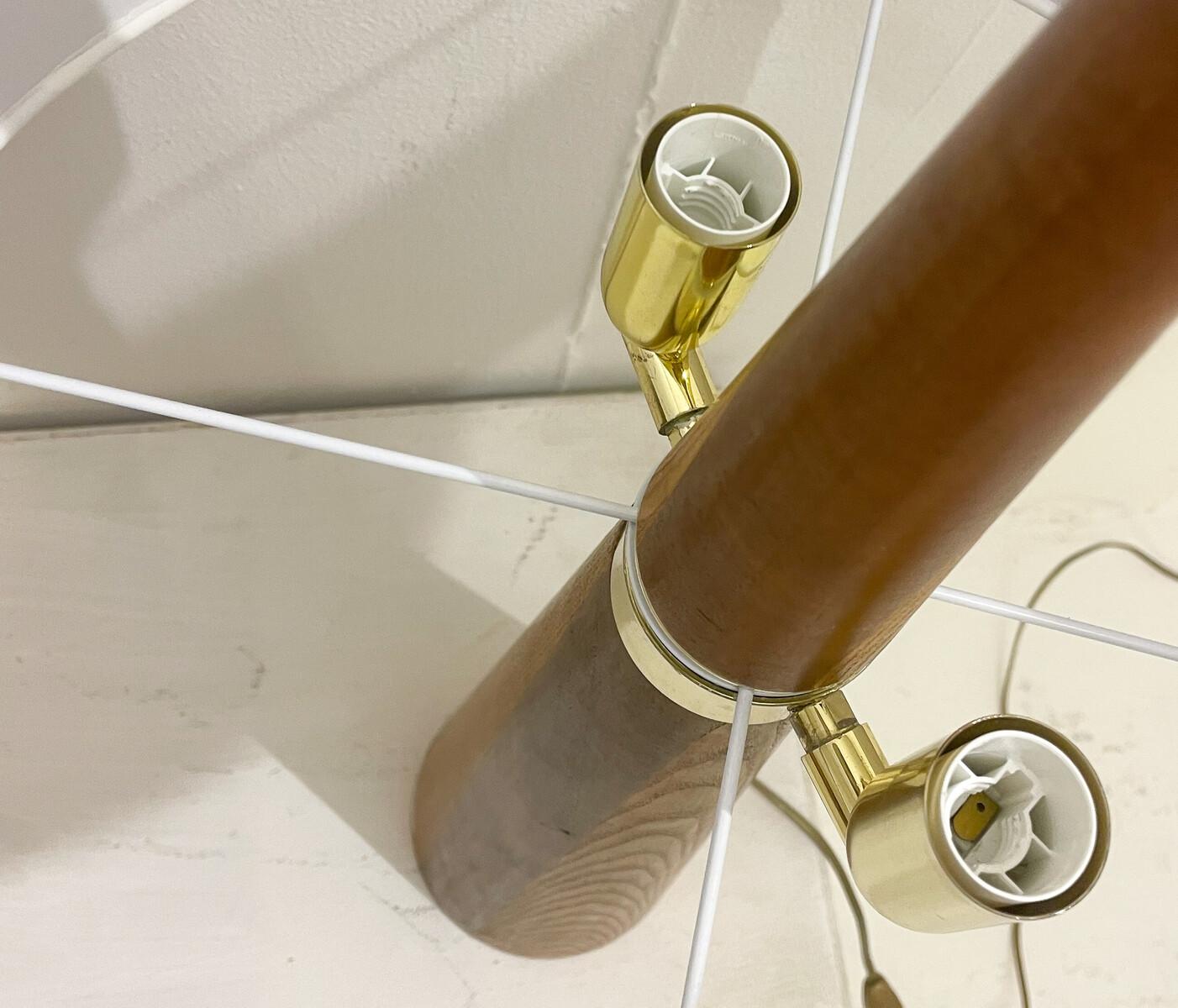 Italiano Coppia di lampade da tavolo moderne coniche in legno, paralume a bouclè, Italia in vendita