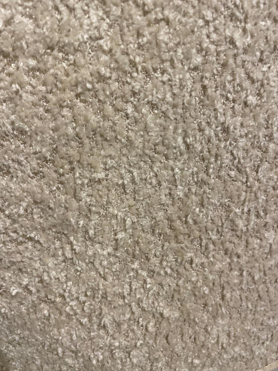 Coppia di lampade da tavolo moderne coniche in legno, paralume a bouclè, Italia In condizioni buone in vendita a Brussels, BE