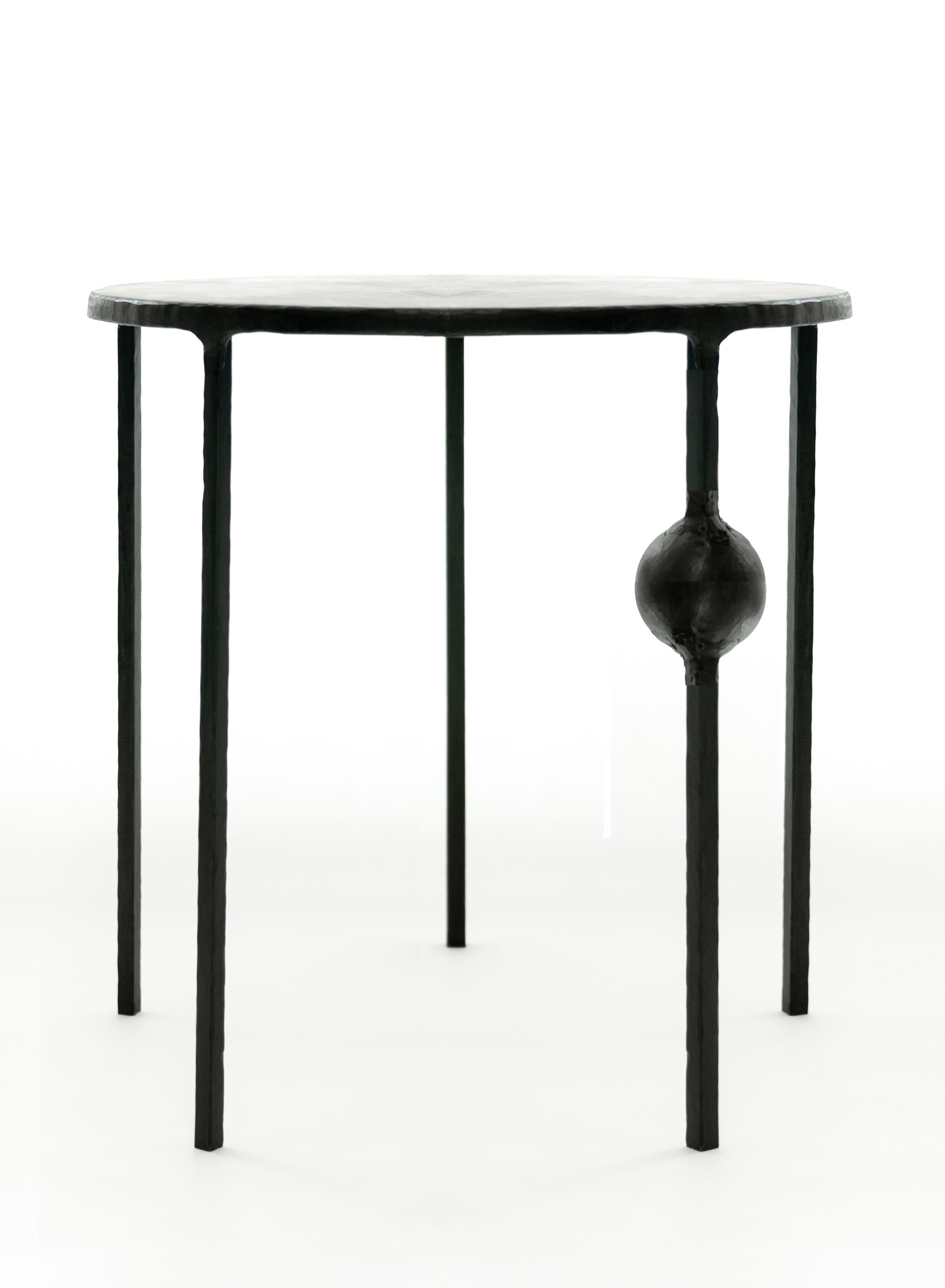XXIe siècle et contemporain Paire de tables d'appoint/tables d'appoint circulaires modernes/contemporaines en acier noirci sculpté à la main en vente
