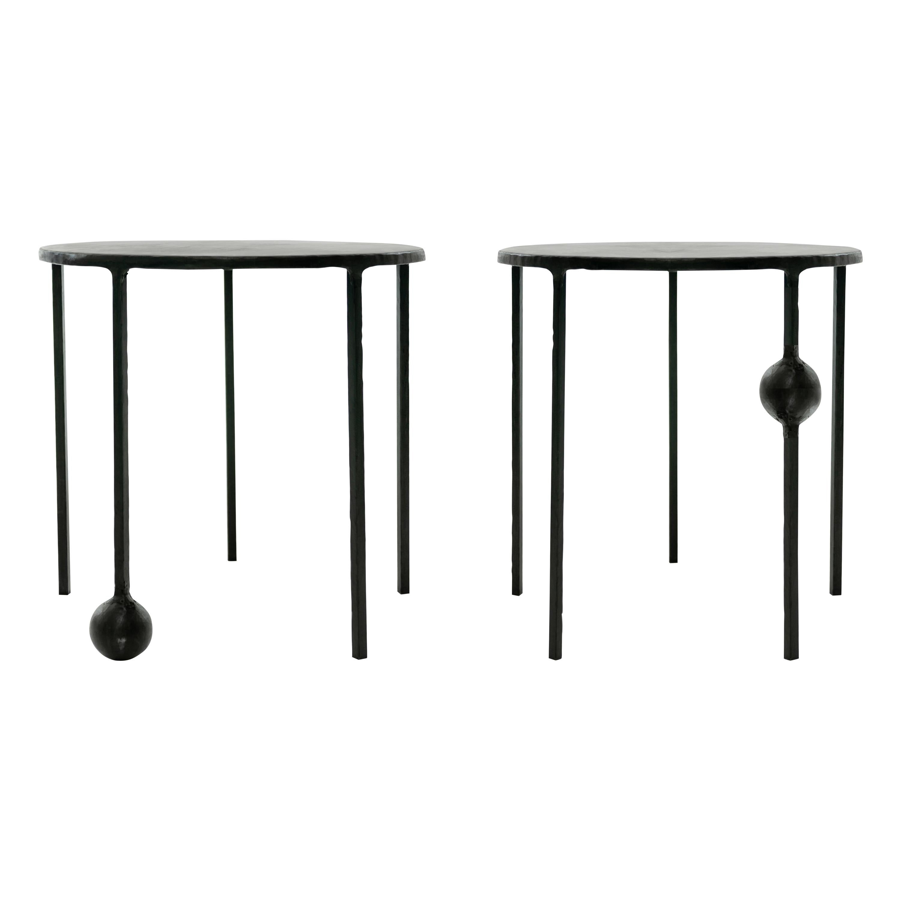 Paire de tables d'appoint/tables d'appoint circulaires modernes/contemporaines en acier noirci sculpté à la main