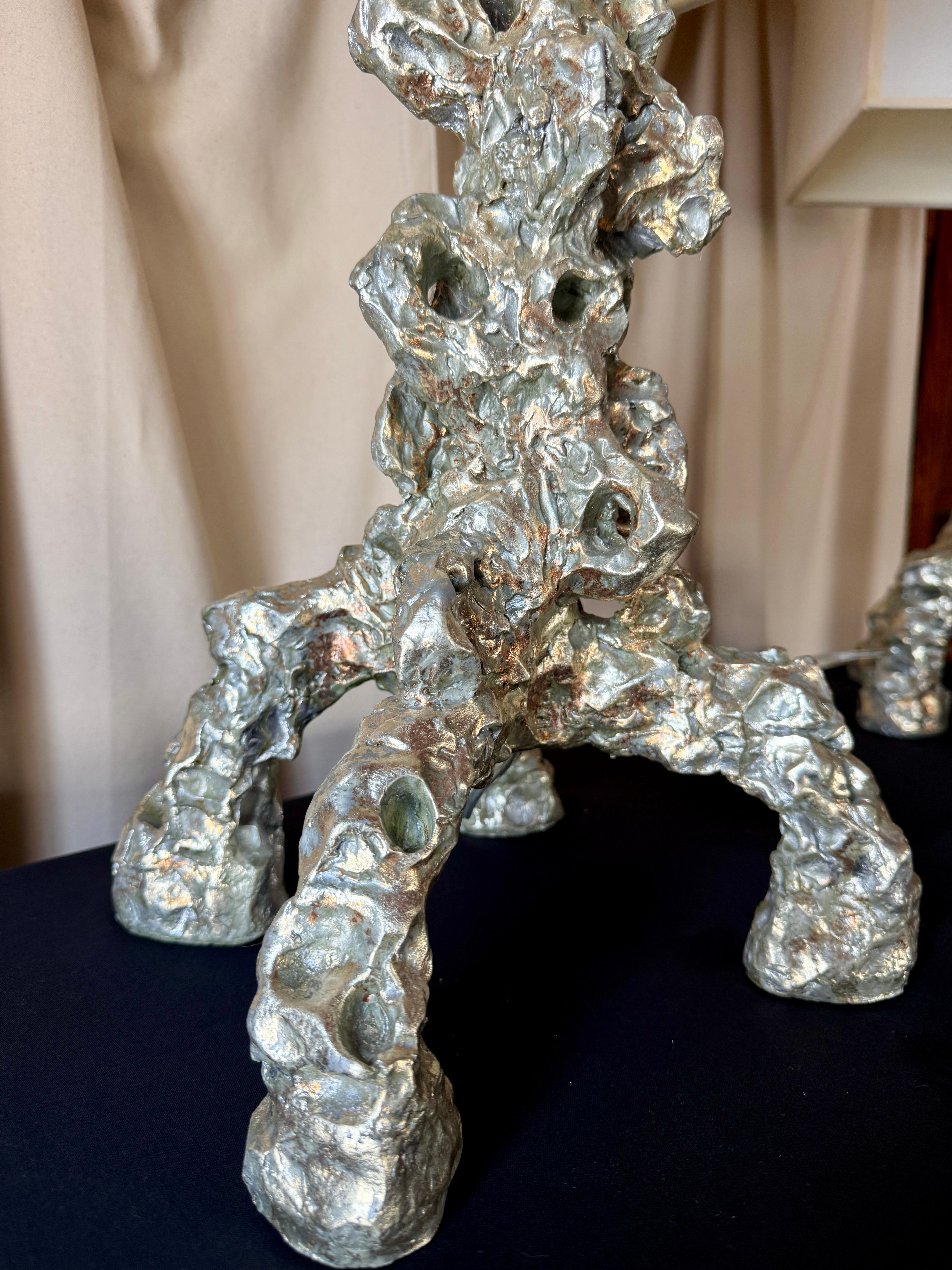 Americano Coppia di lampade da tavolo moderne a foglia di palladio in argento di Elliott Levine in vendita