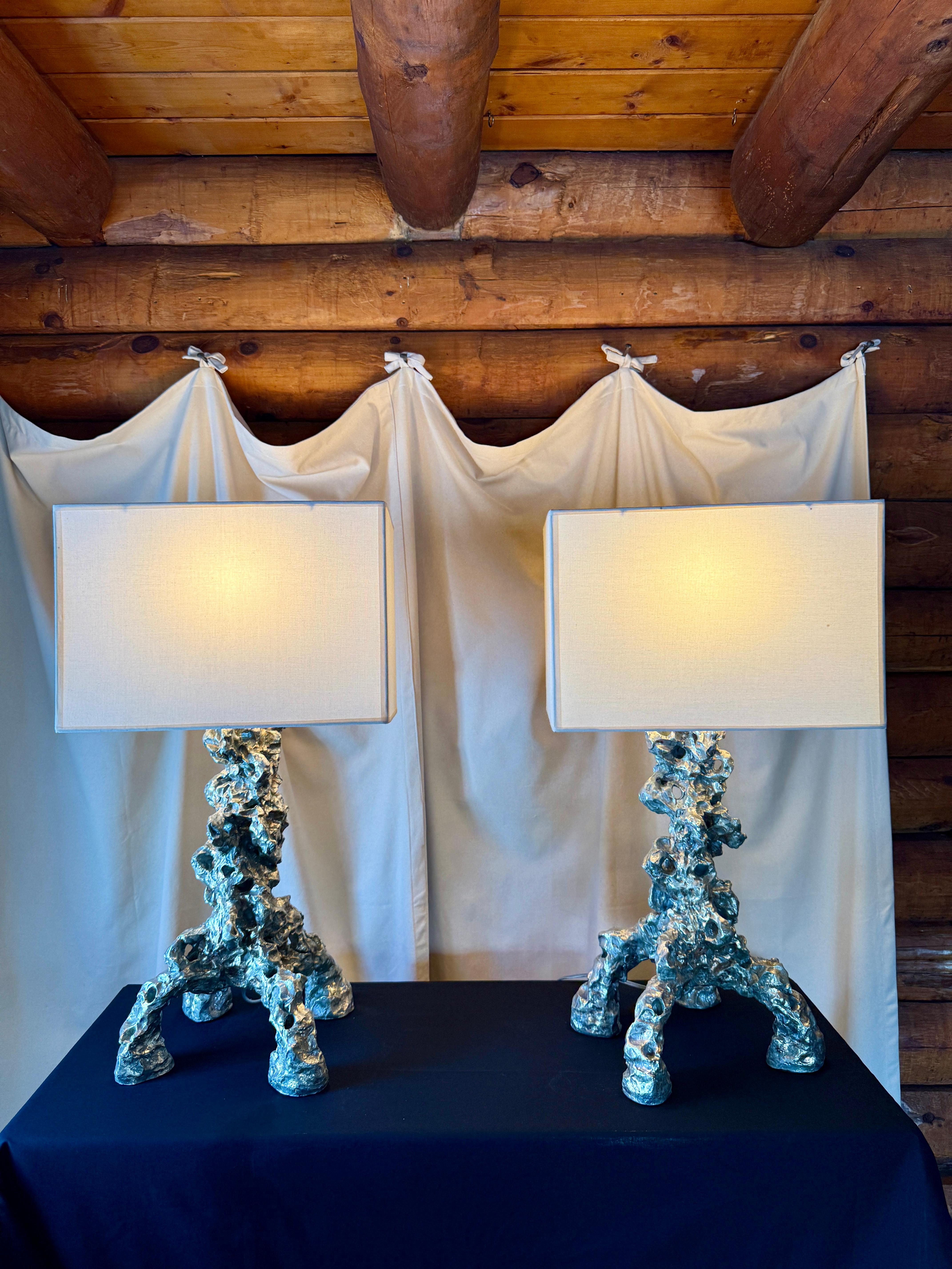 XXI secolo e contemporaneo Coppia di lampade da tavolo moderne a foglia di palladio in argento di Elliott Levine in vendita