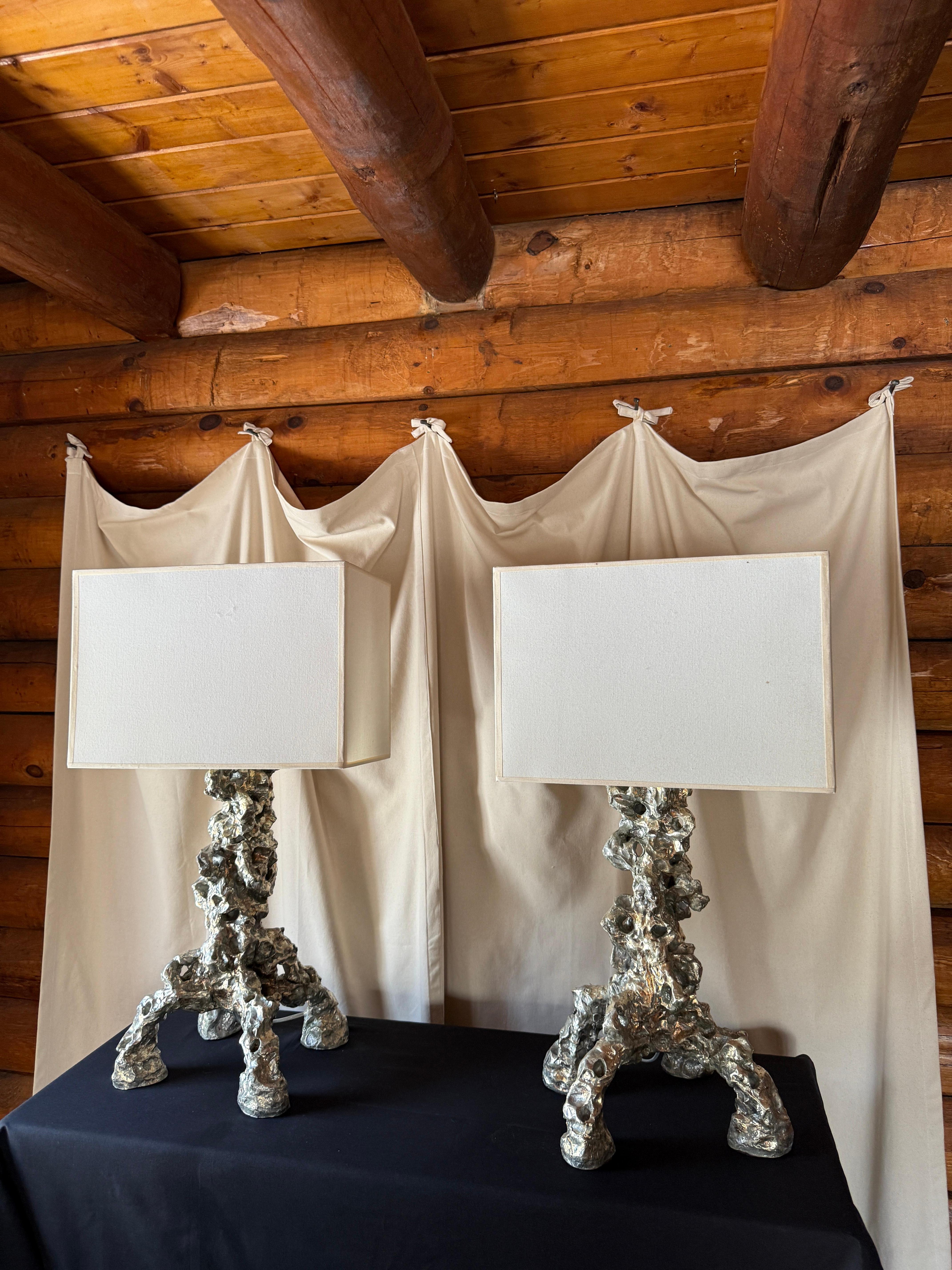 Platino Coppia di lampade da tavolo moderne a foglia di palladio in argento di Elliott Levine in vendita