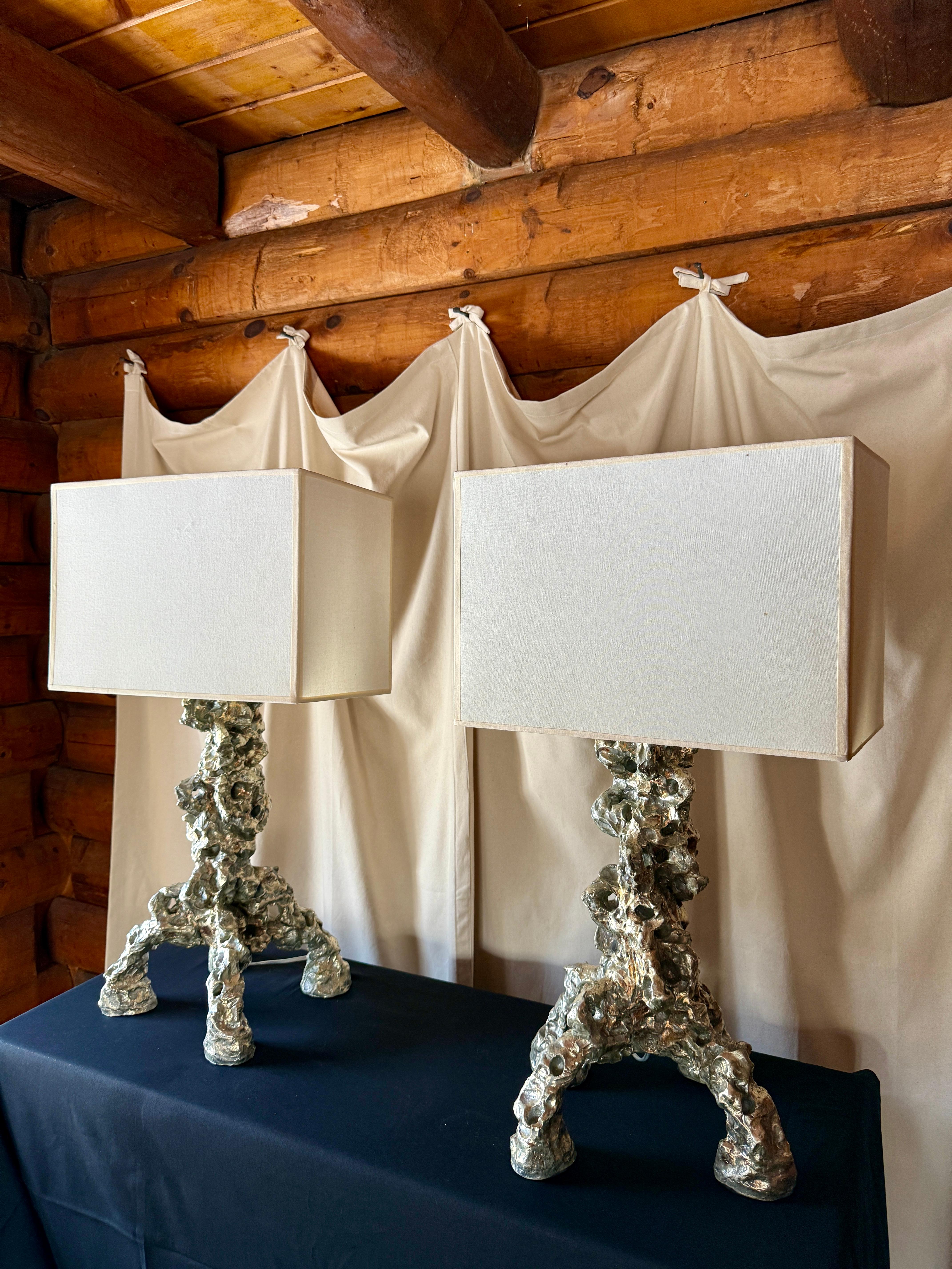 Coppia di lampade da tavolo moderne a foglia di palladio in argento di Elliott Levine in vendita 1