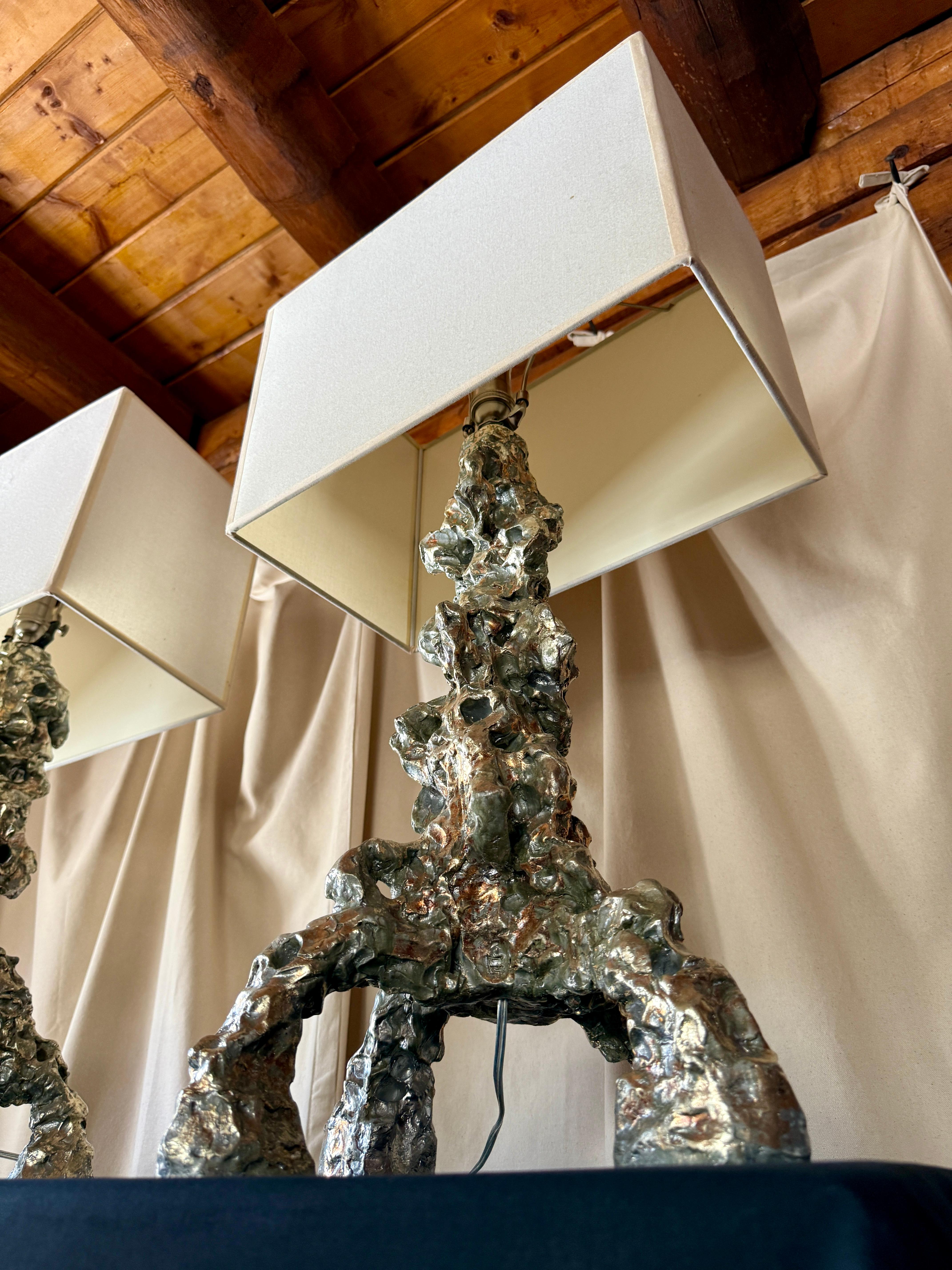 Coppia di lampade da tavolo moderne a foglia di palladio in argento di Elliott Levine in vendita 2