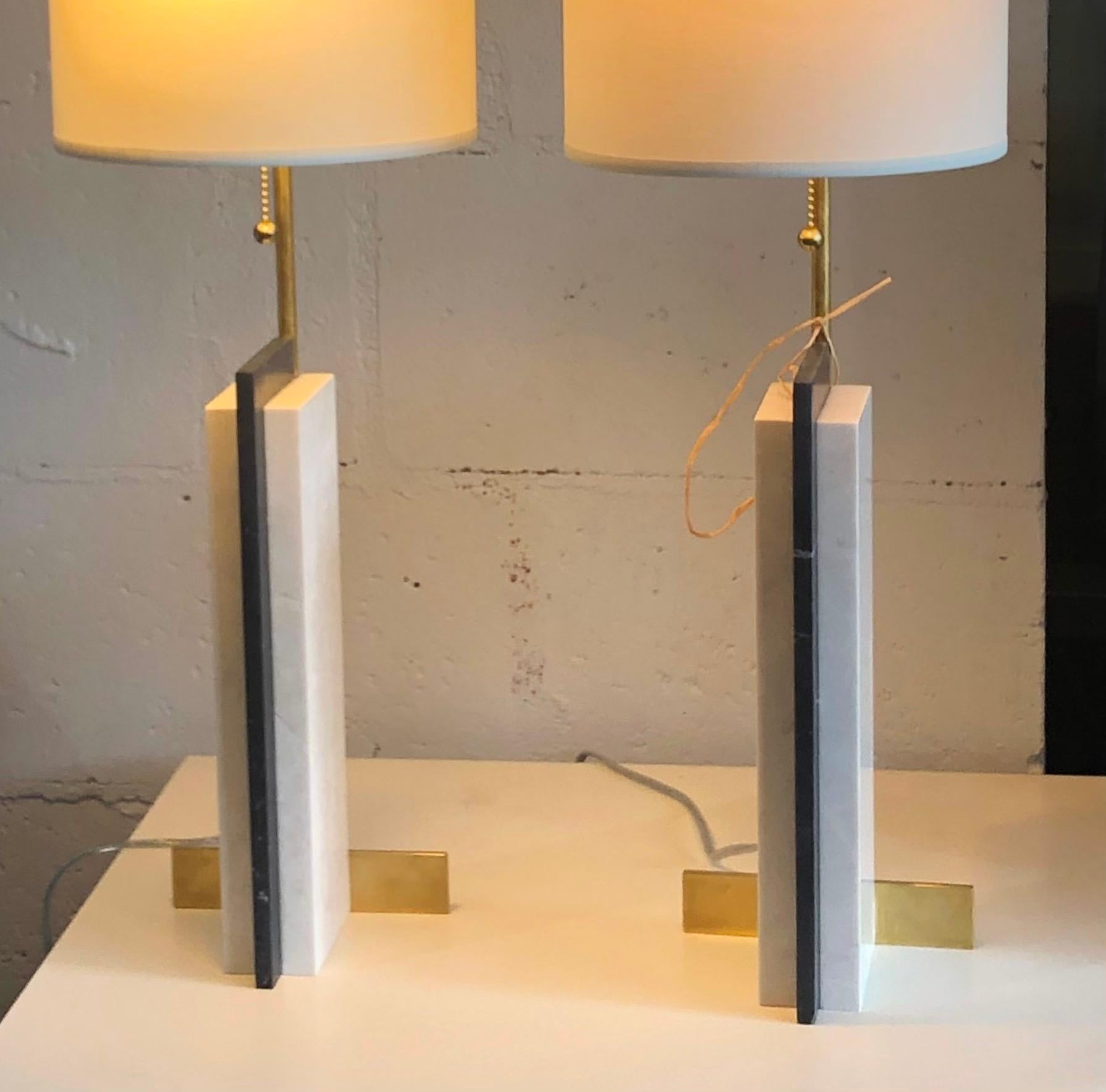 Moderne handwerkliche Tischlampen aus Marmor und Messing, Paar (Carrara-Marmor) im Angebot