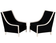 Ein Paar moderne cremefarbene Sessel mit schwarzem Samt