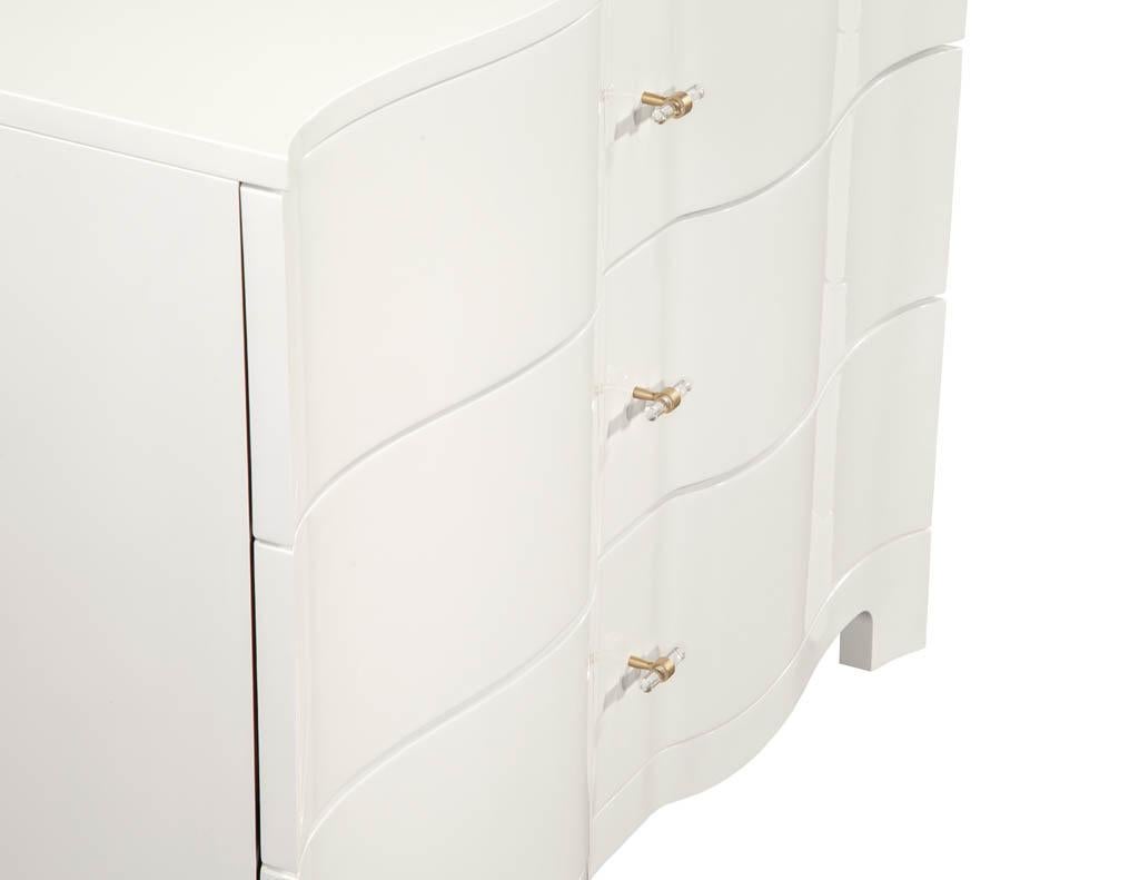 Moderne cremefarbene Truhen mit geschwungenen Fronten, Paar im Angebot 5