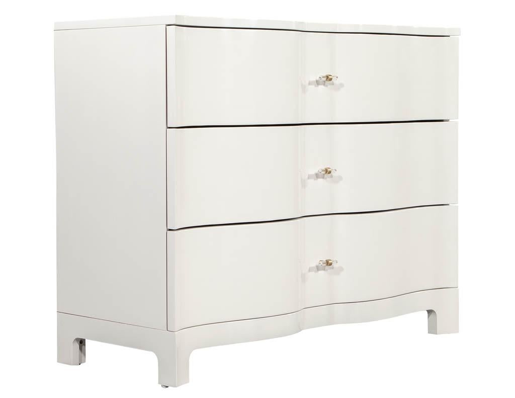 Moderne cremefarbene Truhen mit geschwungenen Fronten, Paar im Angebot 2