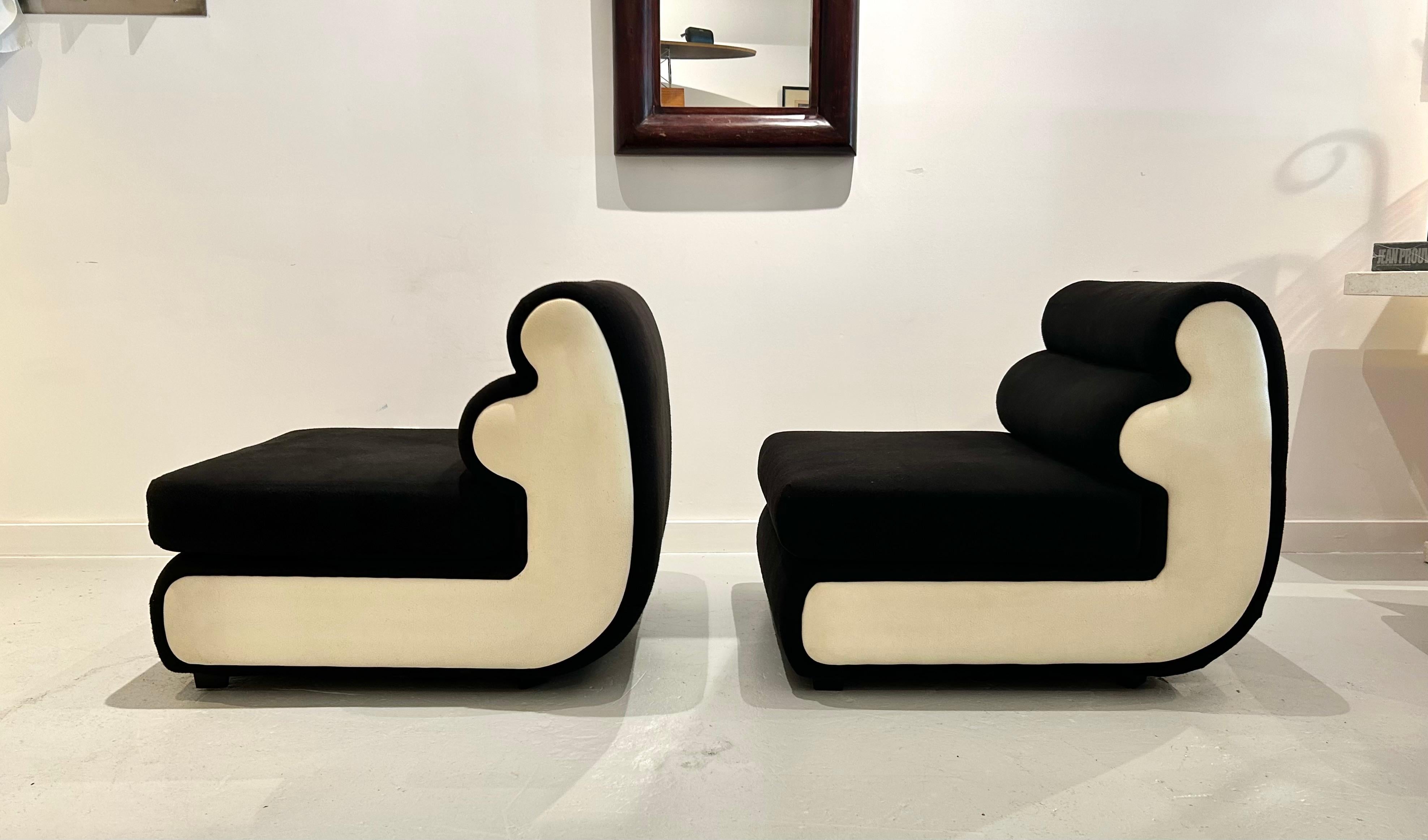 Paire de chaises longues curvilignes modernes Bon état - En vente à West Palm Beach, FL