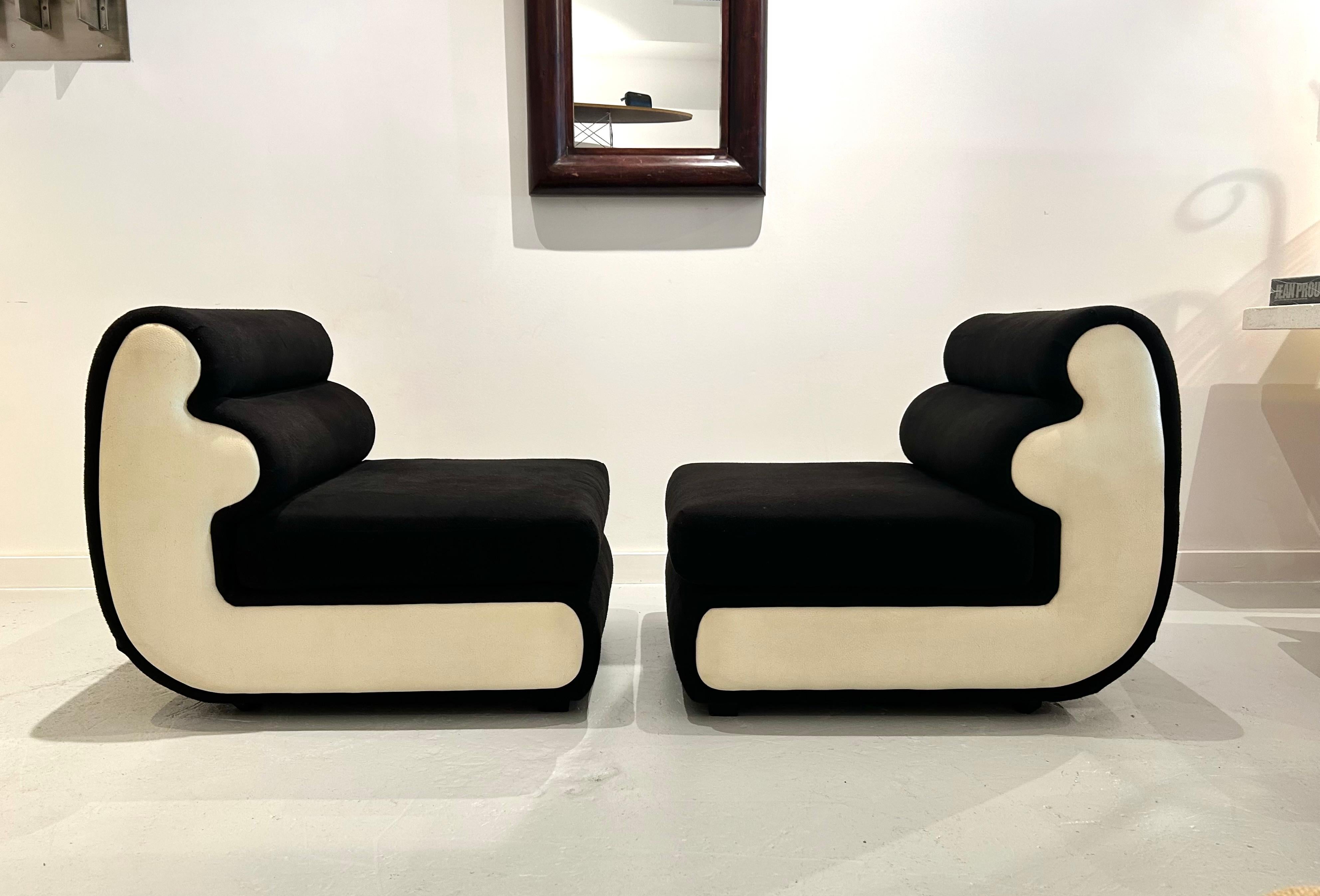 Fin du 20e siècle Paire de chaises longues curvilignes modernes en vente