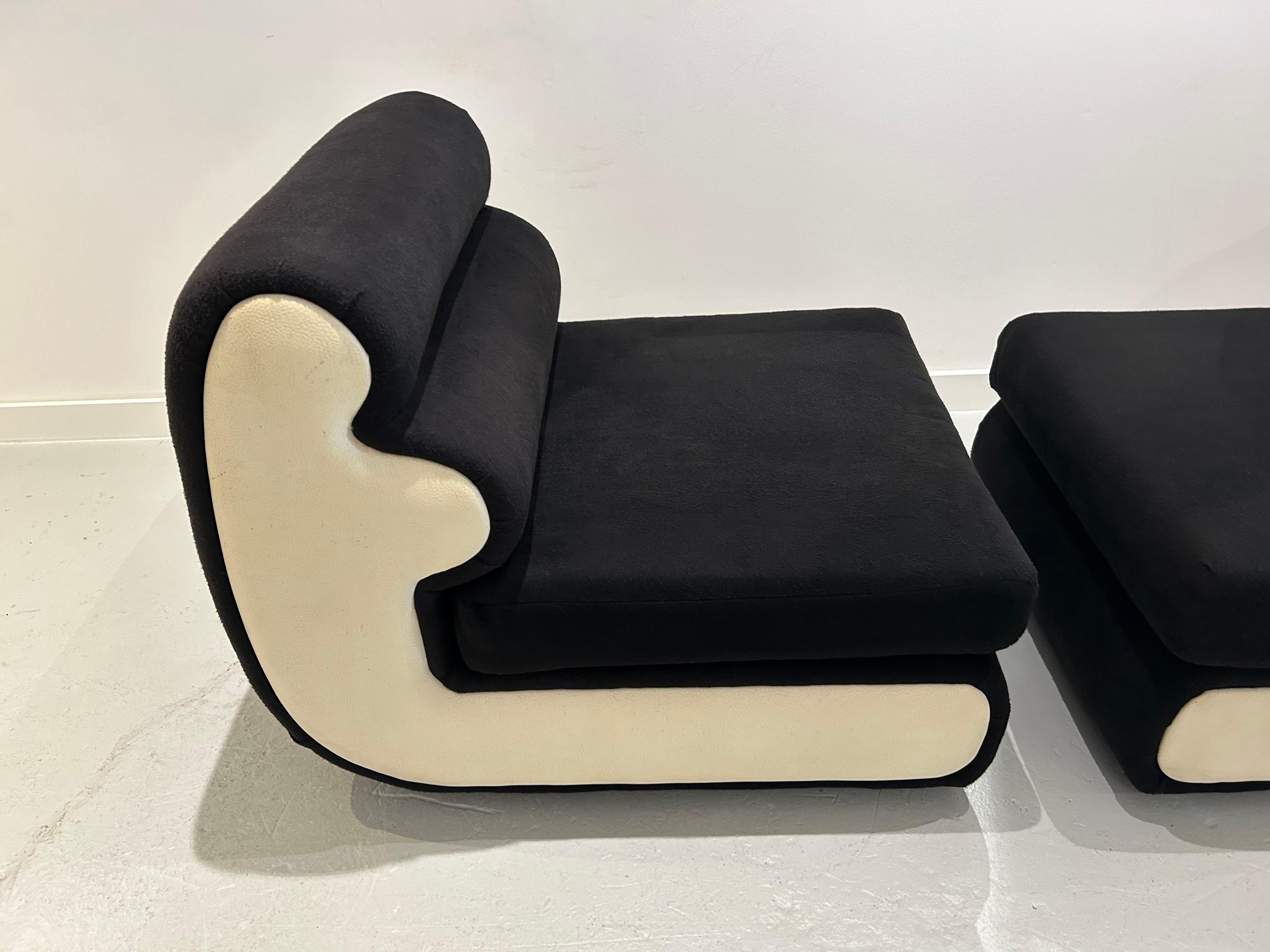 Tissu Paire de chaises longues curvilignes modernes en vente