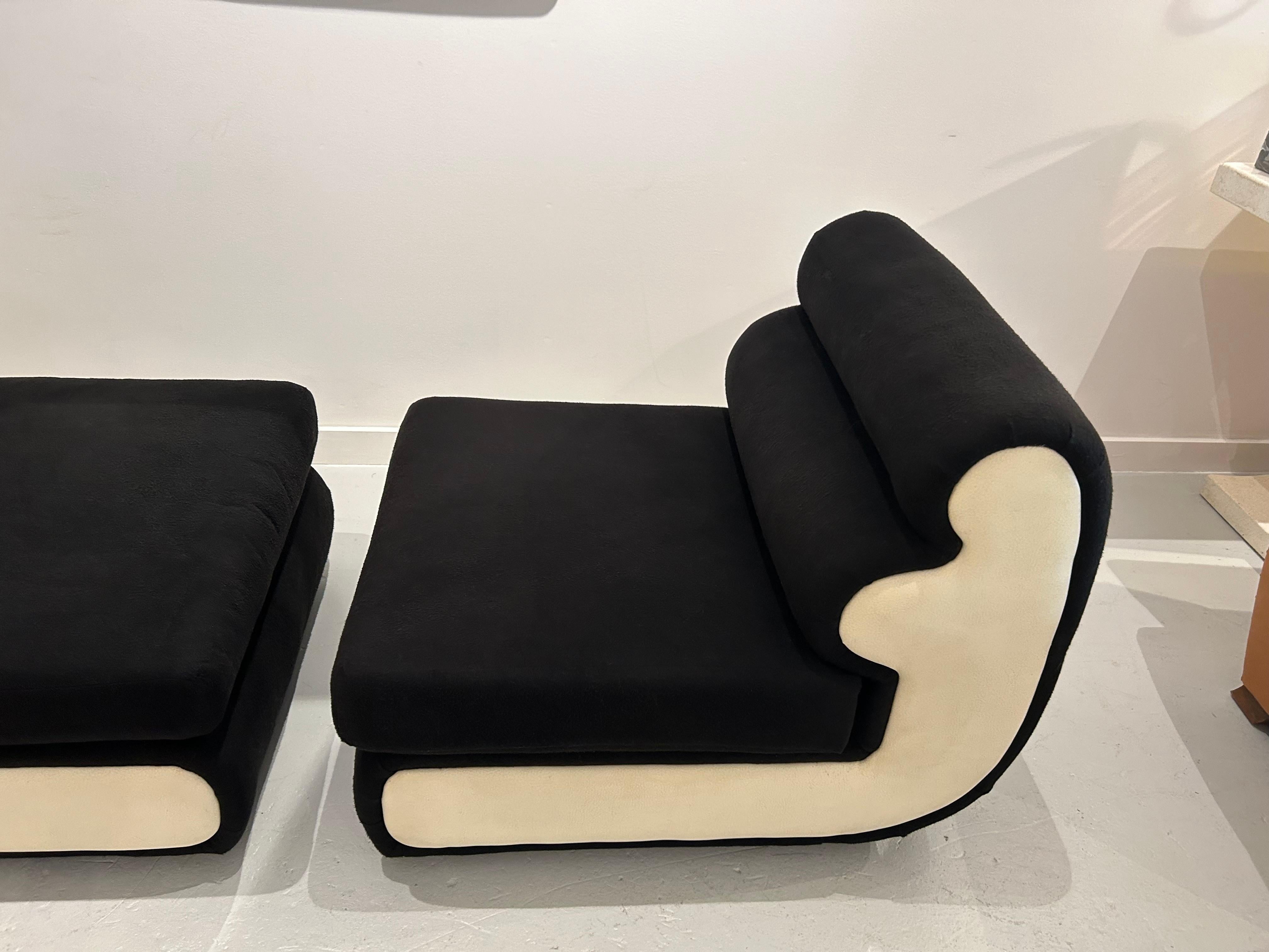 Paire de chaises longues curvilignes modernes en vente 1