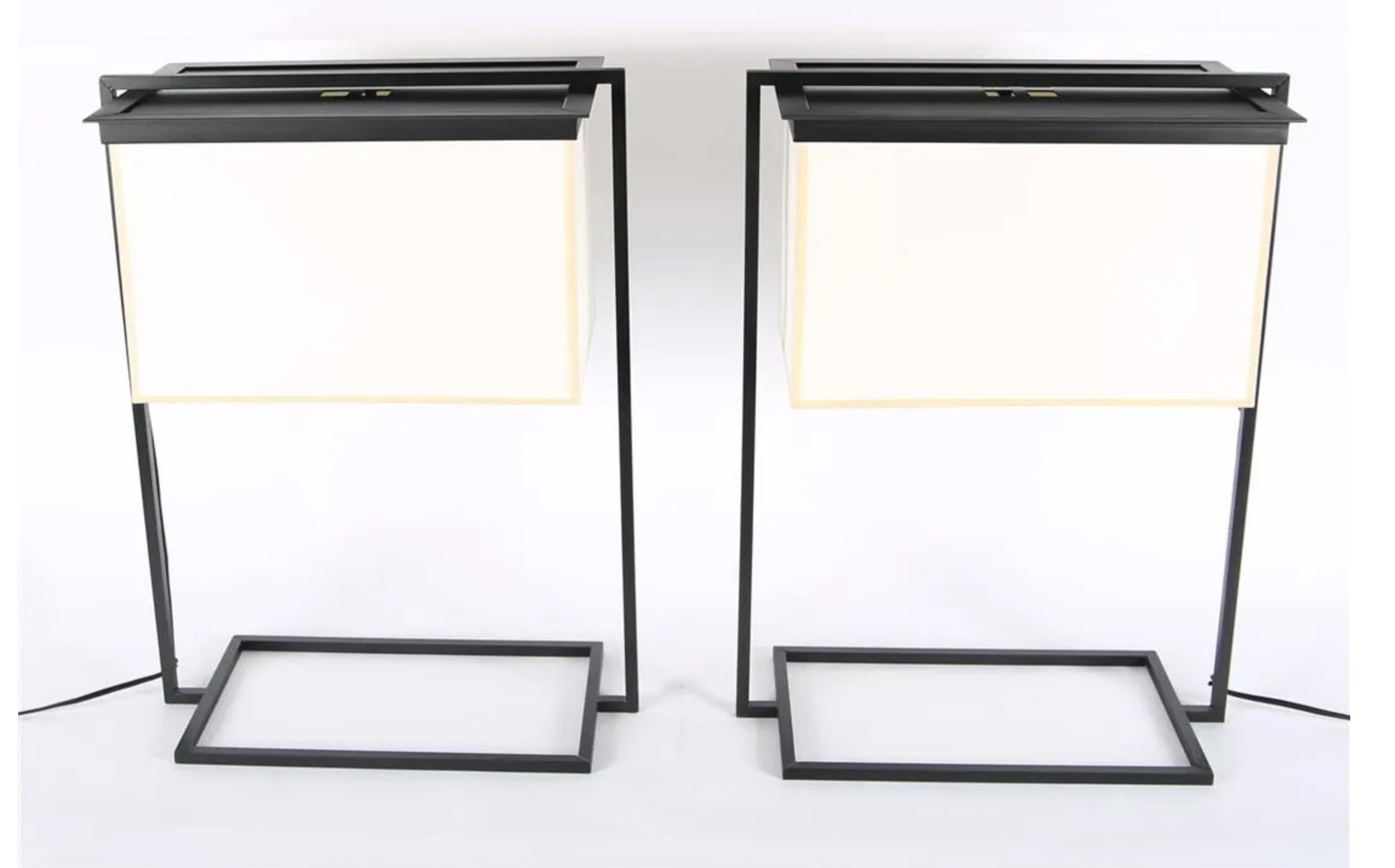 Mid-Century Modern Paire de lampes de table Dital modernes personnalisées en métal et papier par Kevin Reilly  en vente
