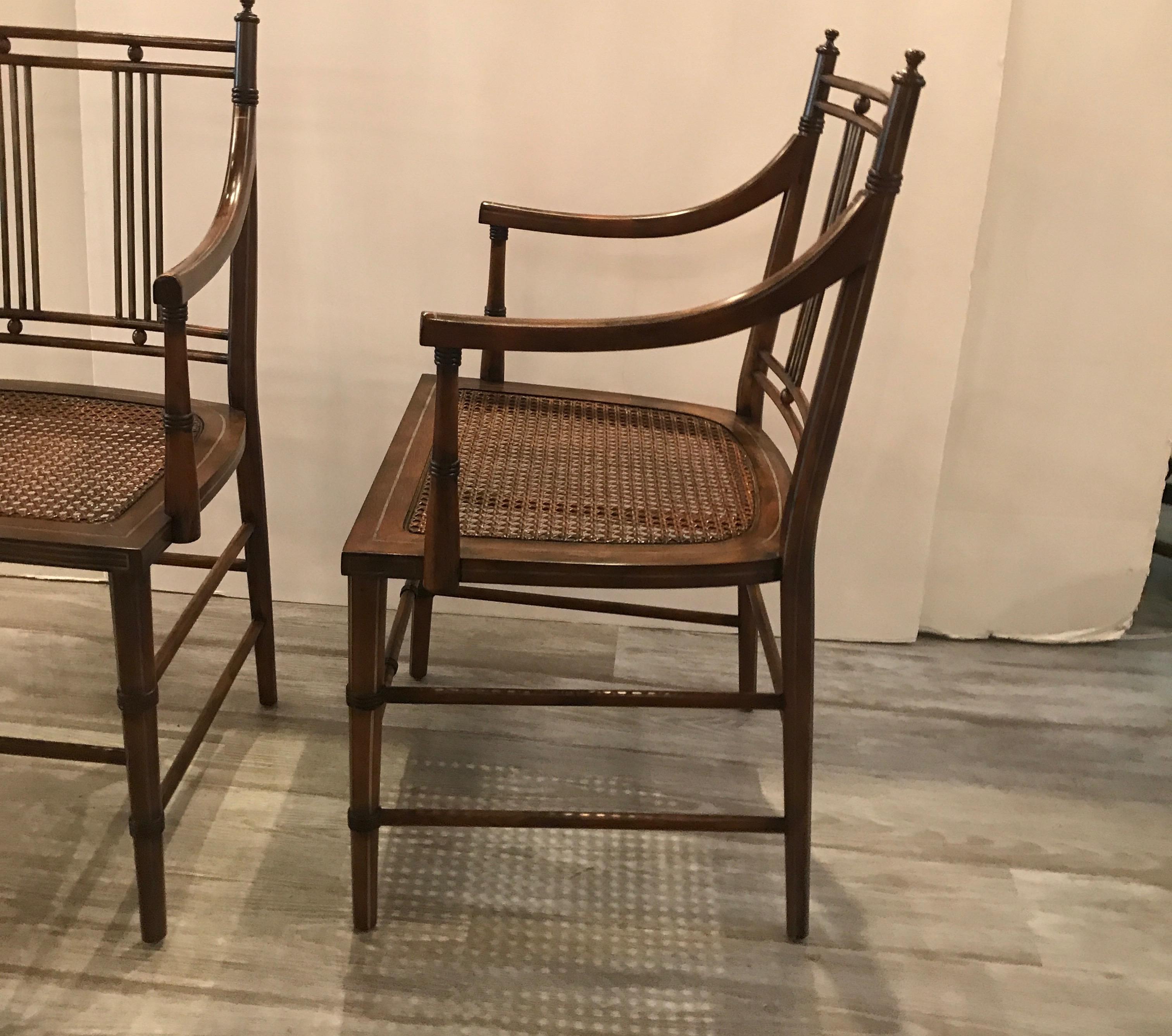 Ein Paar moderne Sessel aus dunklem Obstholz (20. Jahrhundert)