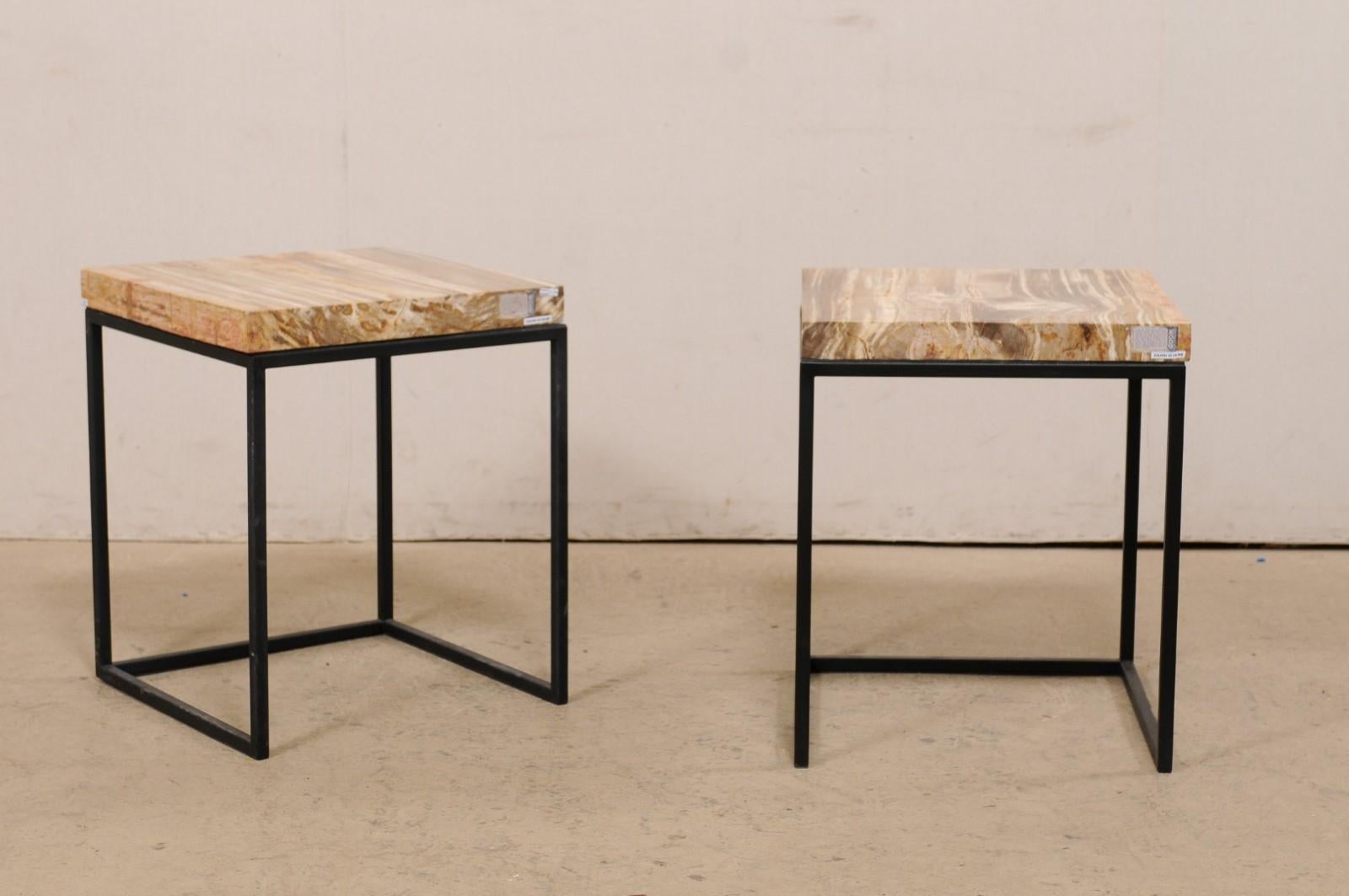 Moderne, gestaltete Beistelltische mit versteinerten Holzplatten auf Eisensockeln, Paar  im Zustand „Gut“ im Angebot in Atlanta, GA