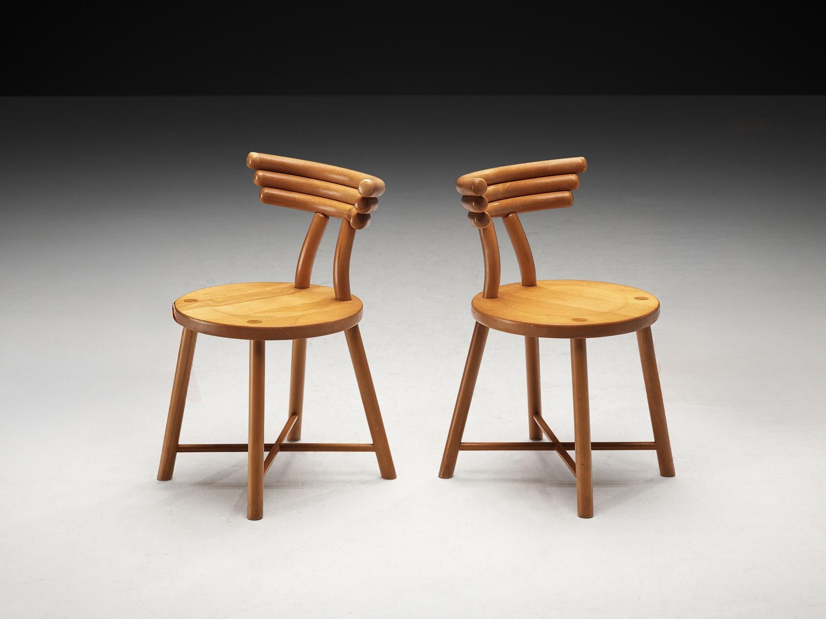 Coppia di sedie da pranzo in faggio, Germania, anni '70. 

Coppia di sedie da pranzo di grande interesse visivo realizzate in Germania negli anni '70. Questo design presenta un'interessante costruzione dello schienale, composto da doghe rotonde