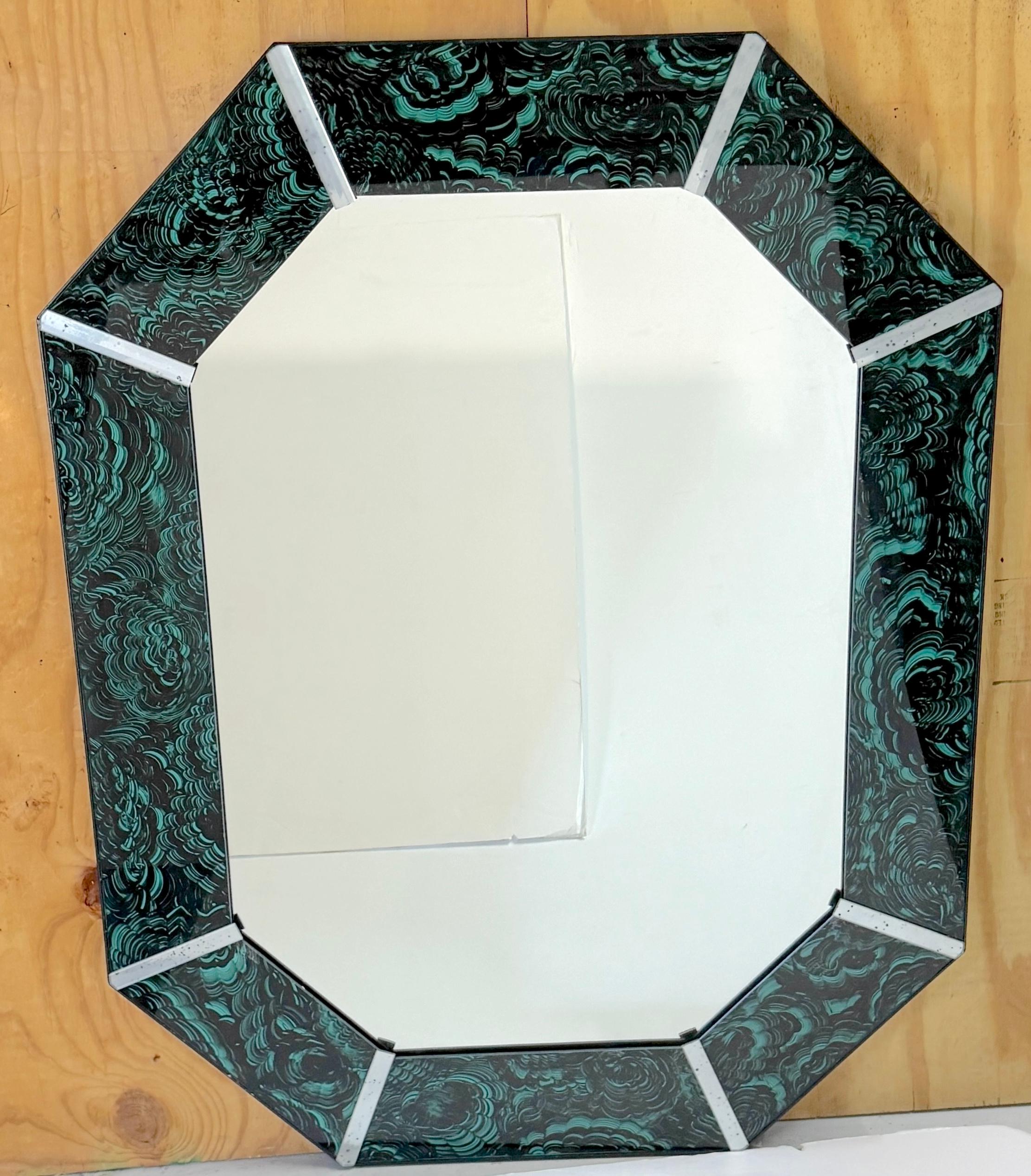 Paire de miroirs octogonaux modernes en malachite églomisé

Design/One des influences de Karl Springer et Tony Duquette

Une étonnante paire de miroirs octogonaux modernes en malachite églomisé, inspirés par l'esthétique du design de Karl Springer