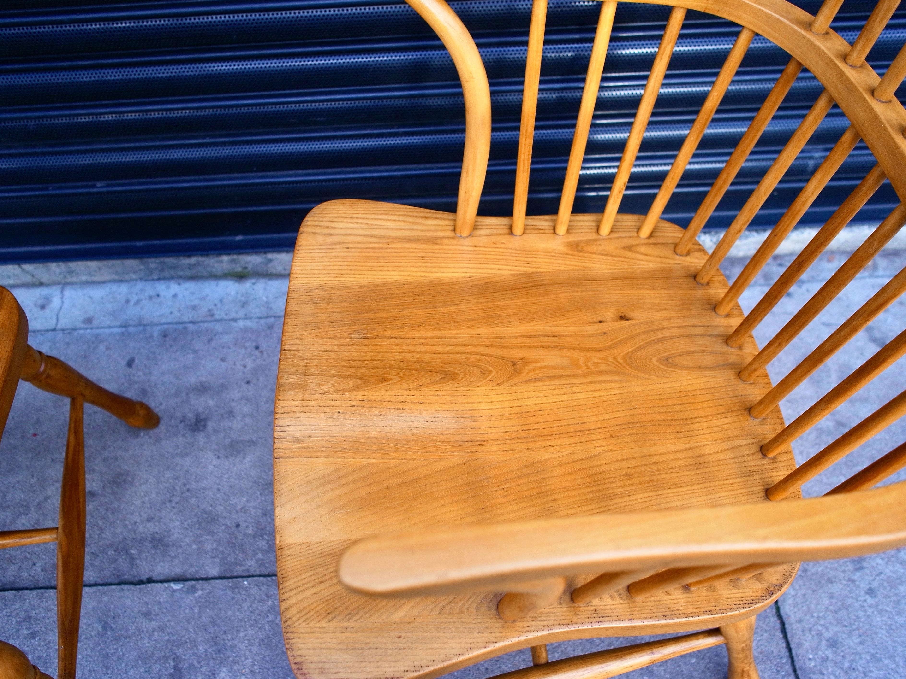 Paire de chaises Windsor modernes anglaises en bois de pin   en vente 11
