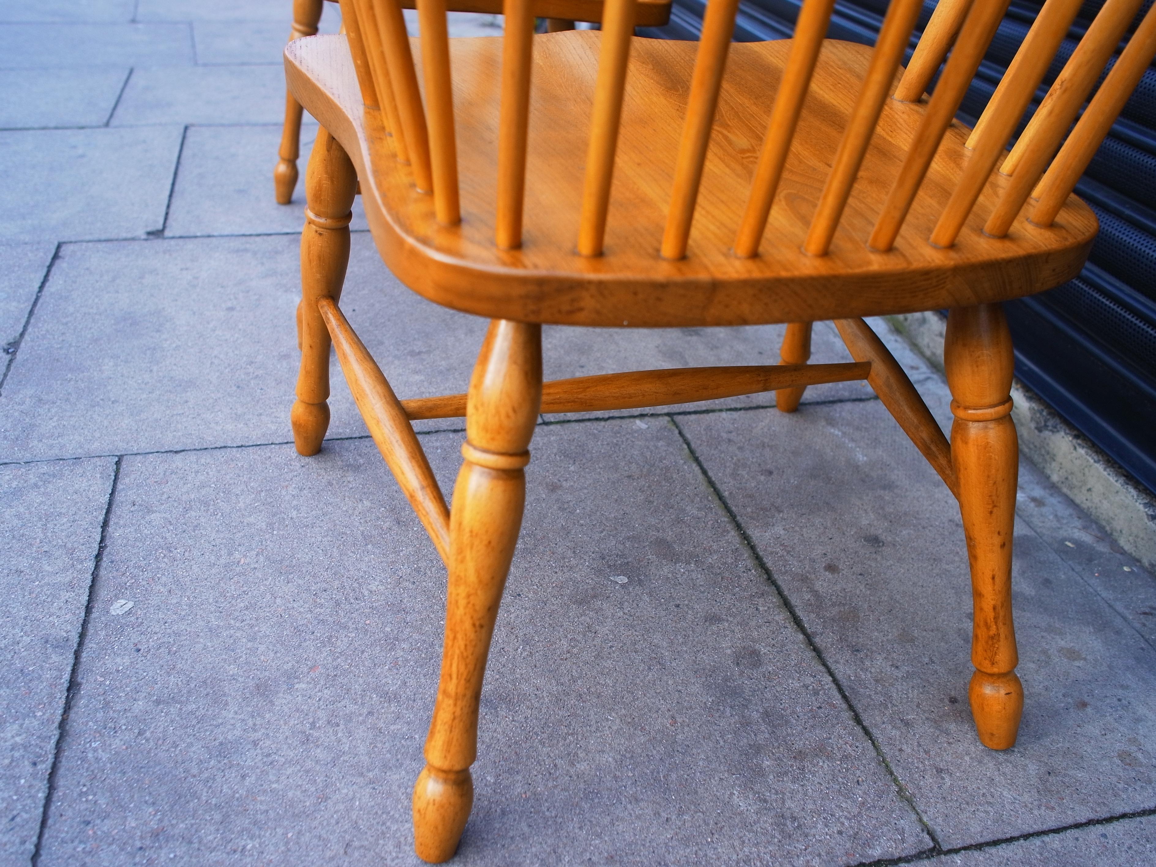 Arts and Crafts Paire de chaises Windsor modernes anglaises en bois de pin   en vente