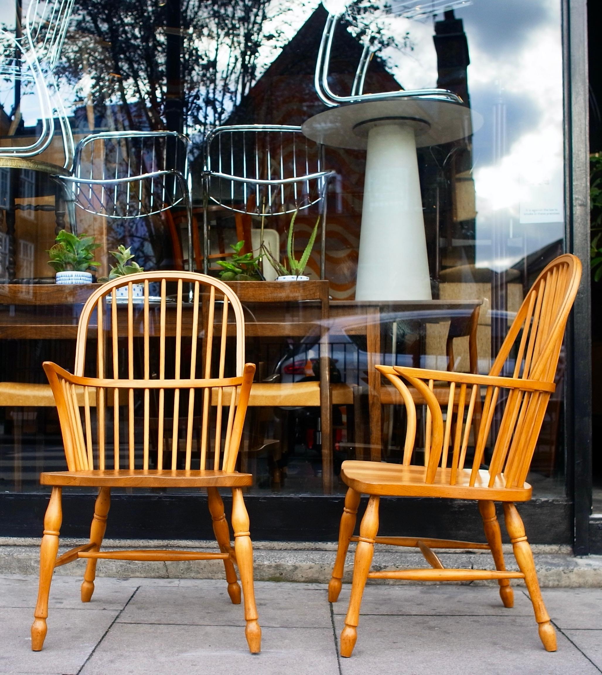 Arts and Crafts Pair of Modern English Pinewood Windsor Chairs For Sale