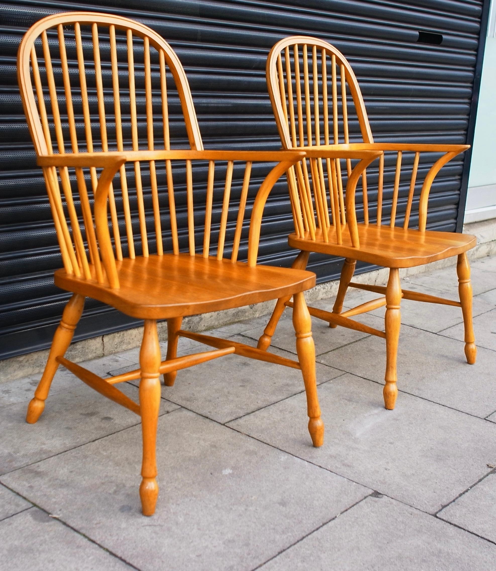 Pair of Modern English Pinewood Windsor Chairs In Good Condition For Sale In London, GB