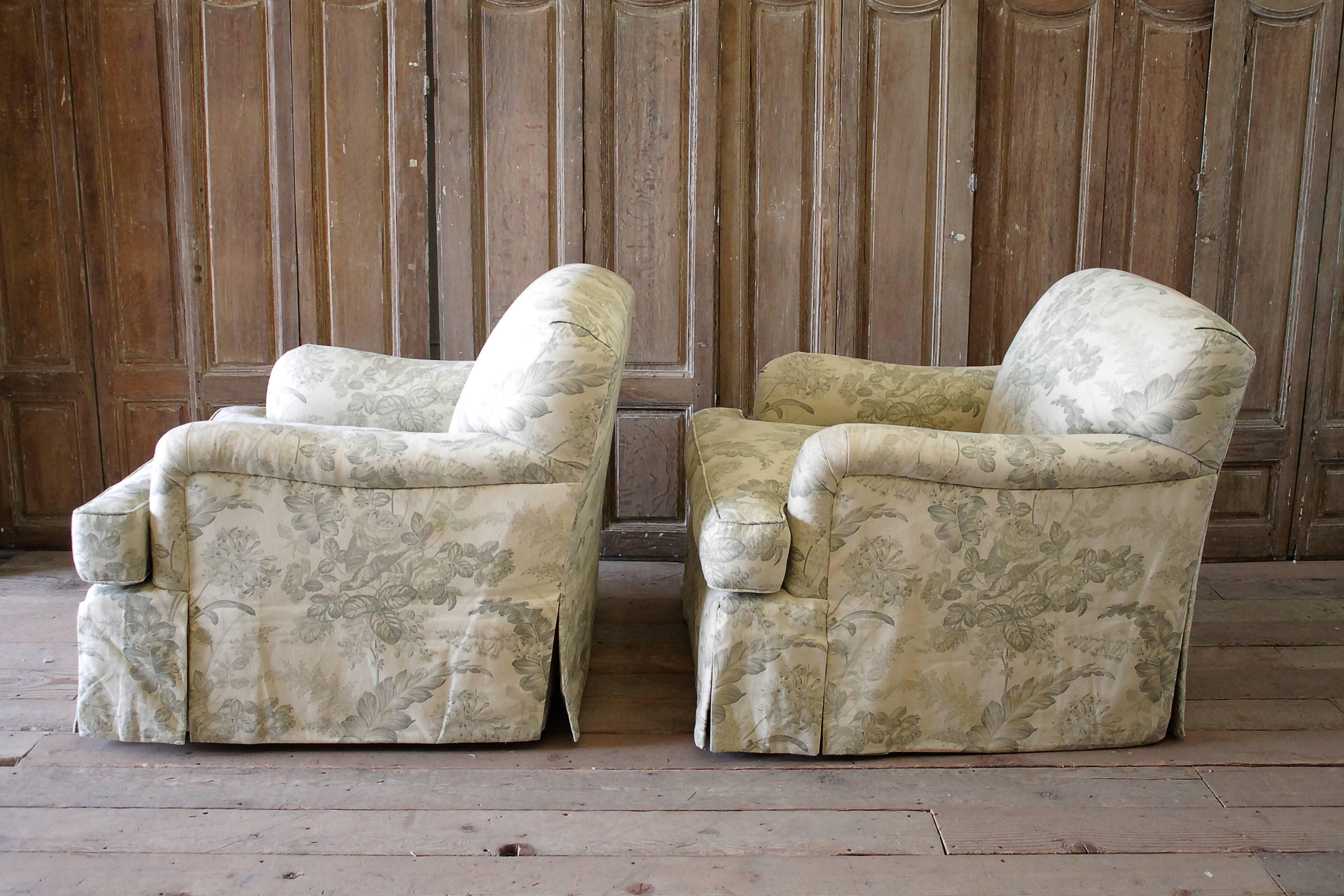 Pair of Modern English Roll Arm Swivel Chairs in French Toile Linen Upholstery In Good Condition In Brea, CA