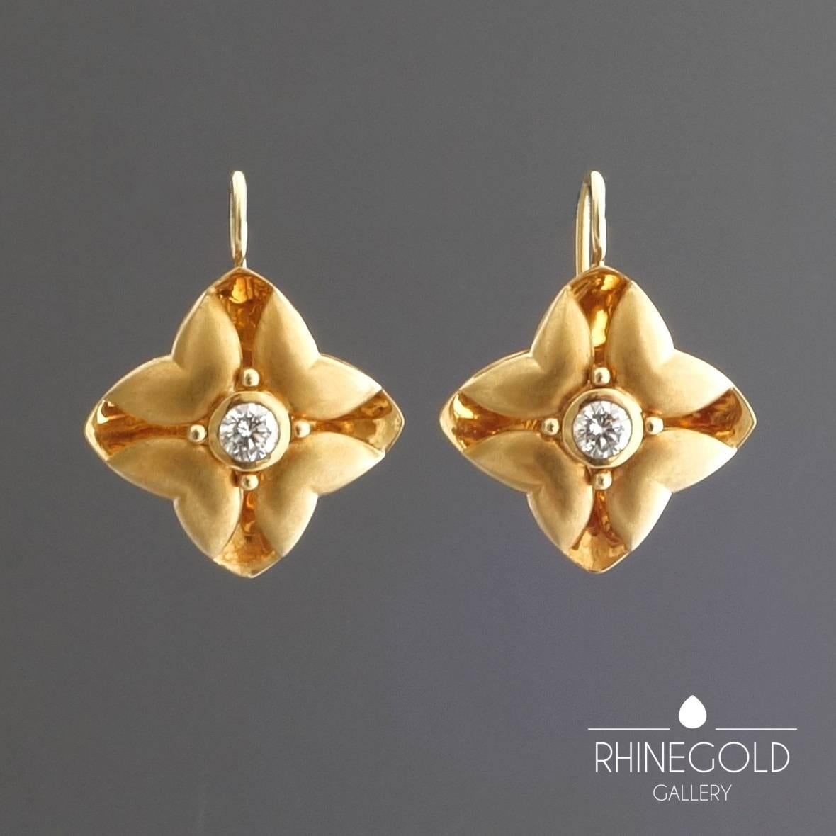 Pair of Modern Floral Diamond Gold Drop Earrings Dogwood In Excellent Condition For Sale In Dusseldorf, NRW