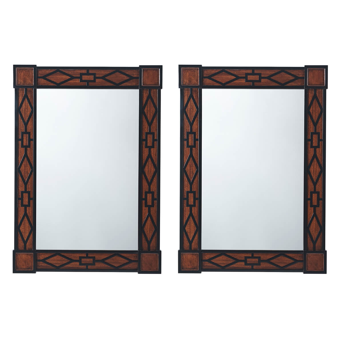 Ein Paar moderne Spiegel mit Laubsägearbeiten