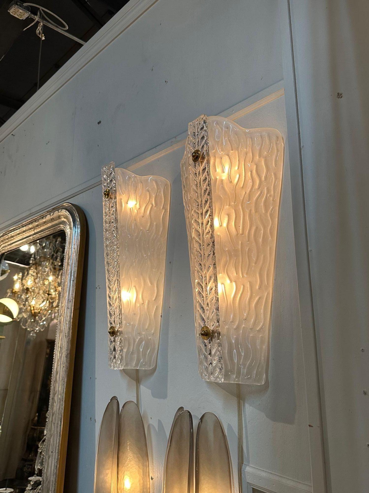 XXIe siècle et contemporain Paire d'appliques modernes en verre de Murano dépoli en vente