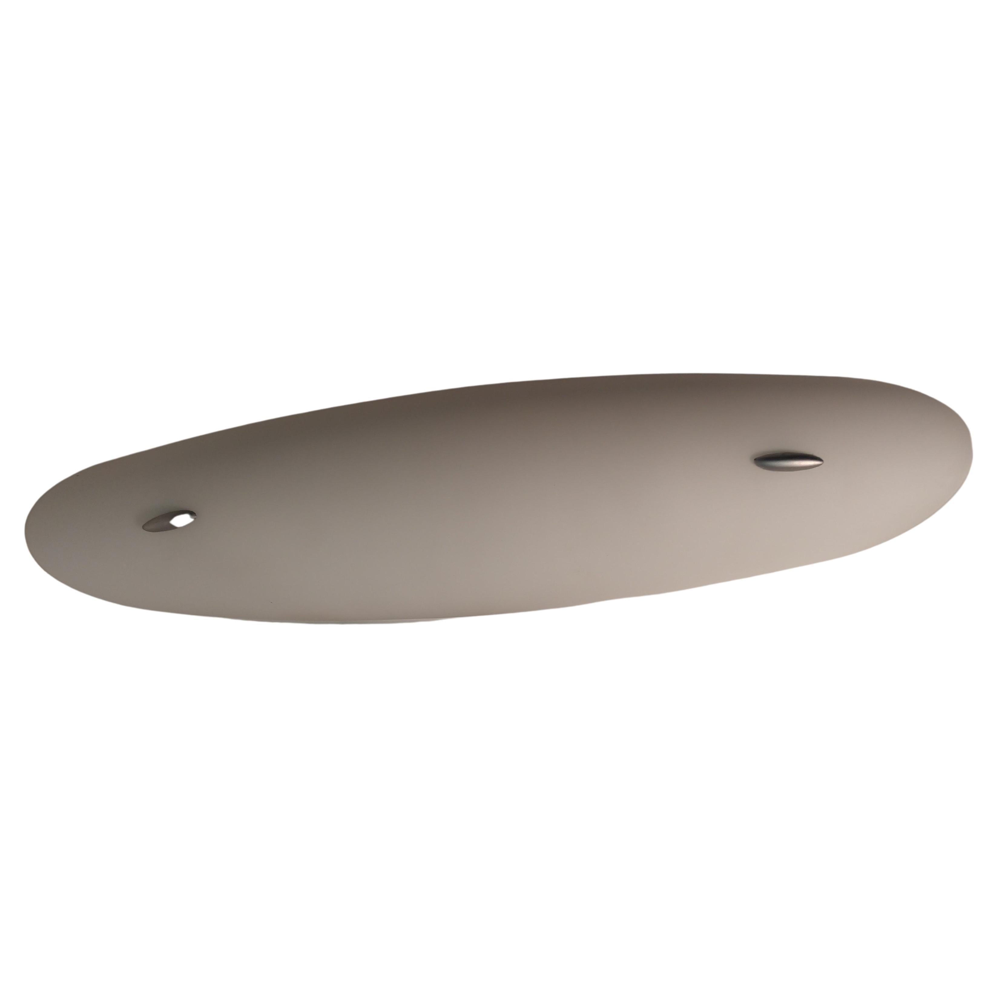 Coppia di applique a forma di sigaro bianco smerigliato del 2000 circa. Curve ai lati, abbracciano strettamente la parete. Dona una luce calda che emana dal centro. Due lampadine per applique. Venduto in coppia, il prezzo si intende per ogni coppia.