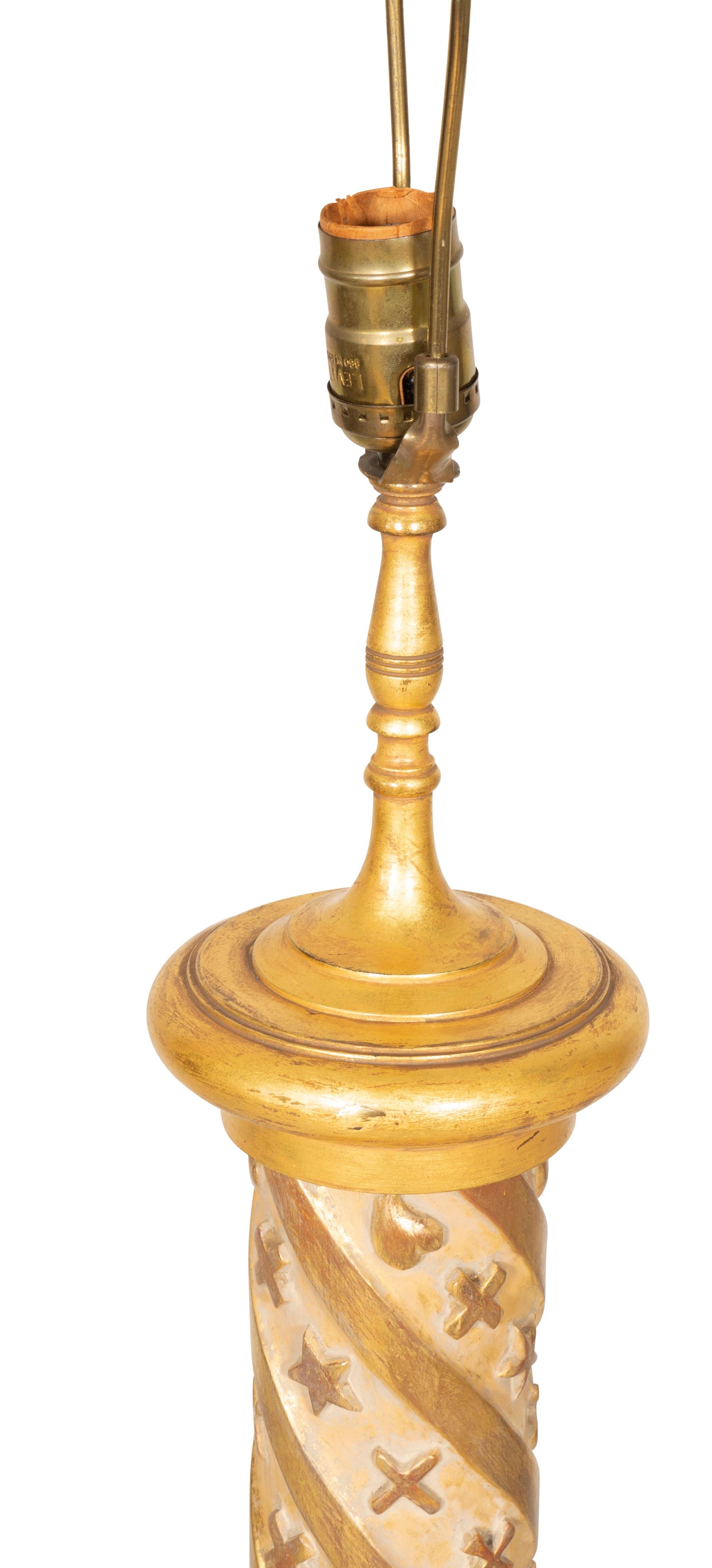 Paire de lampes de bureau modernes en bois doré en vente 4