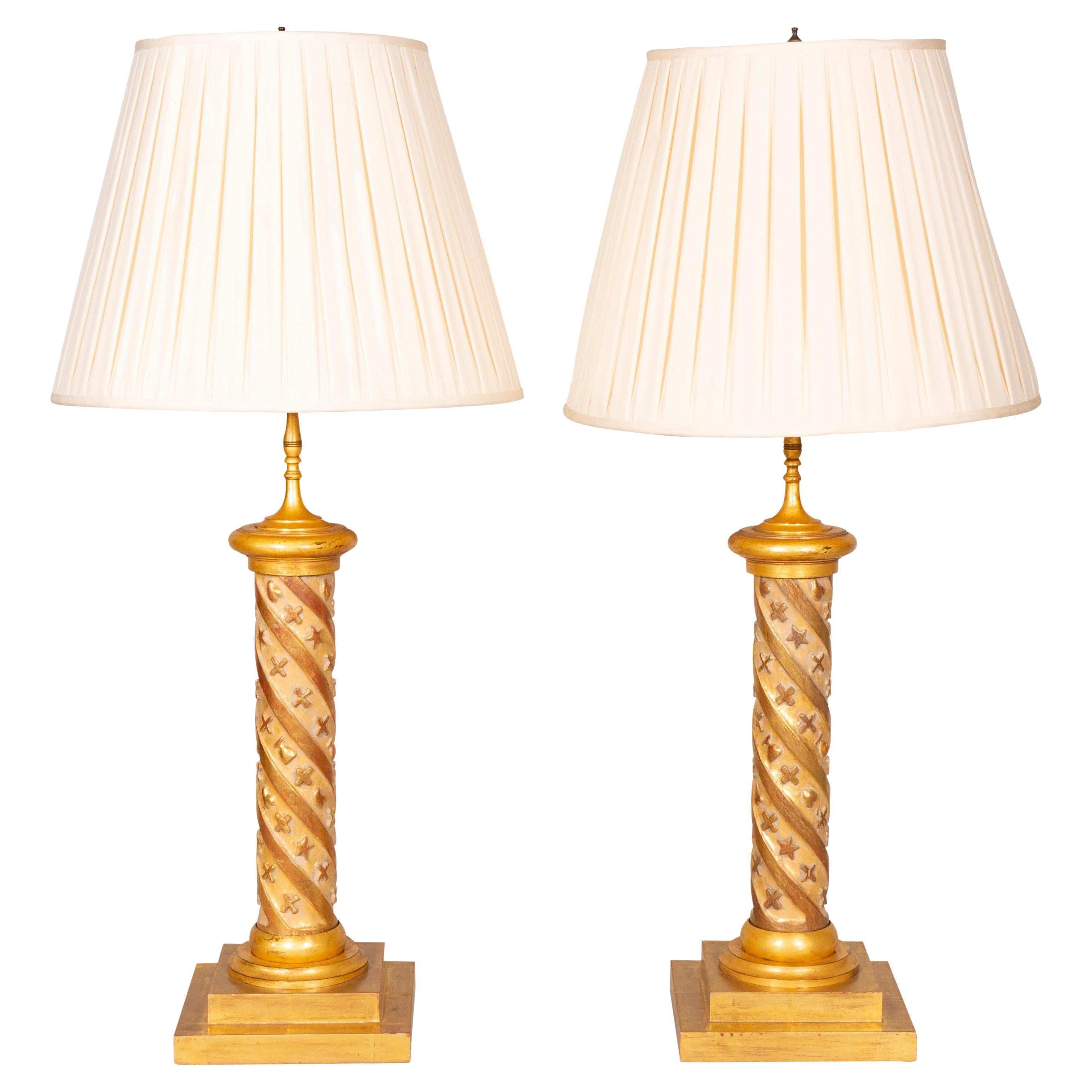 Paire de lampes de bureau modernes en bois doré en vente