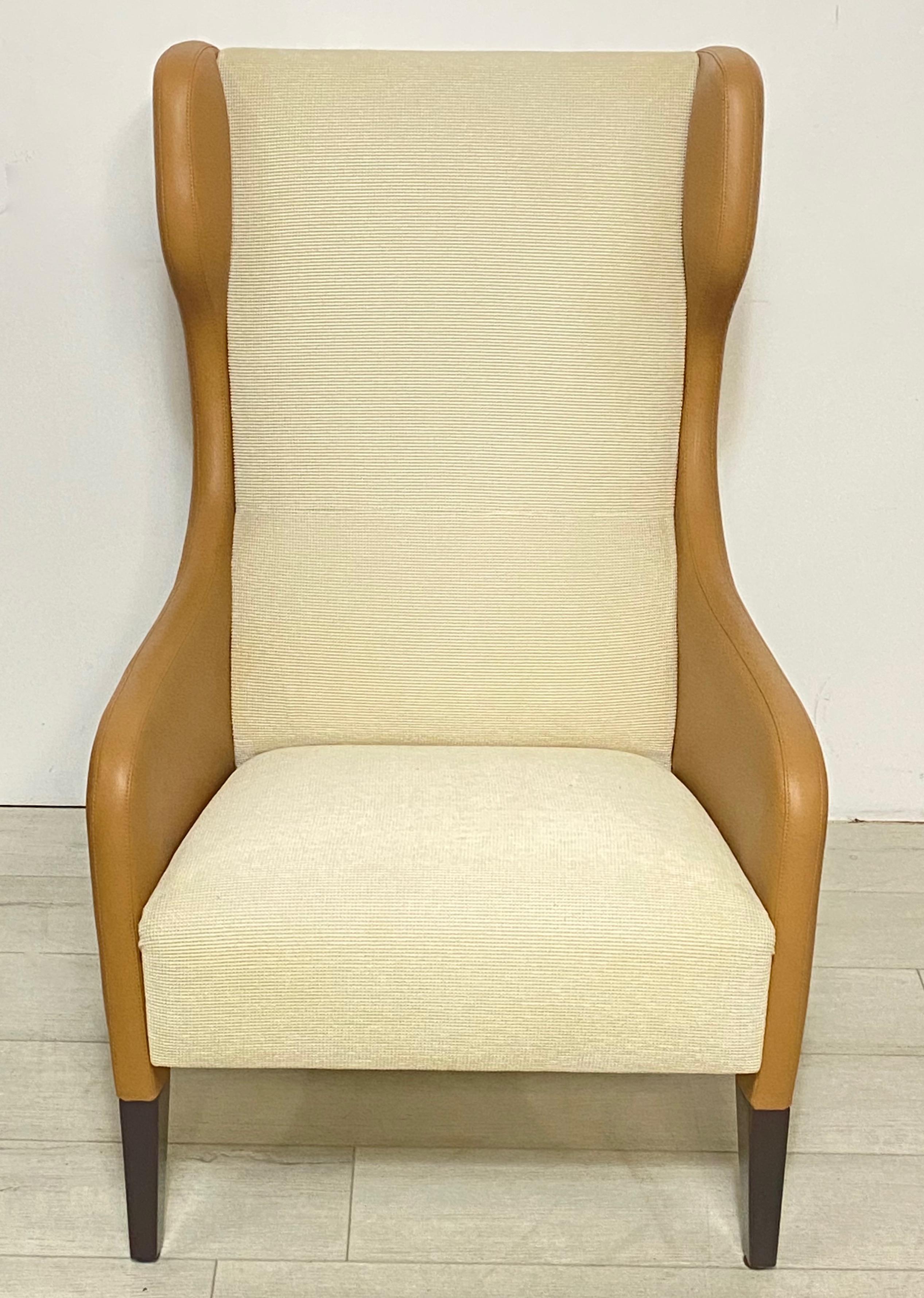 Moderne Paire de chaises Wingback de style Gio Ponti en cuir et tissu d'ameublement en vente