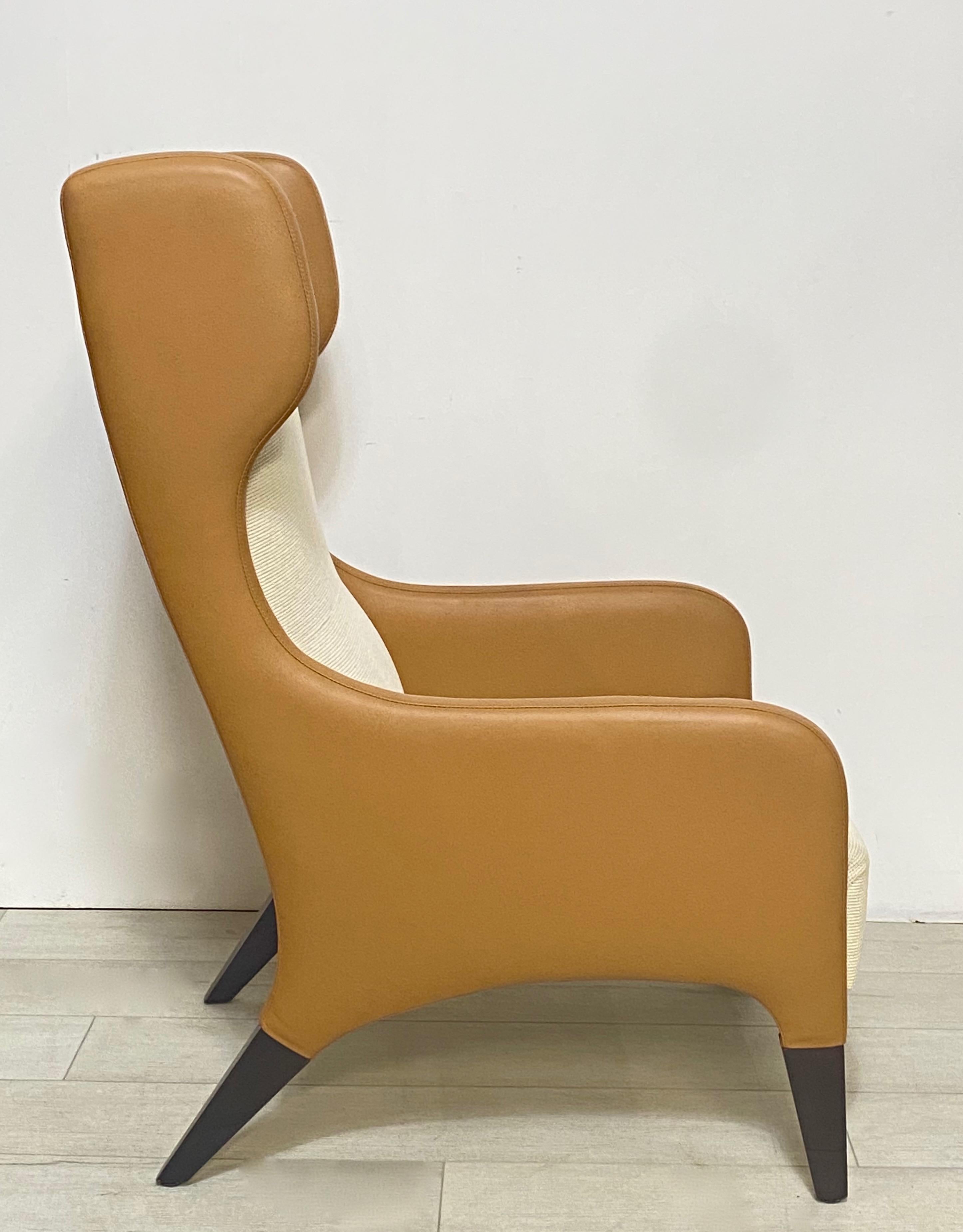 Paire de chaises Wingback de style Gio Ponti en cuir et tissu d'ameublement Bon état - En vente à San Francisco, CA