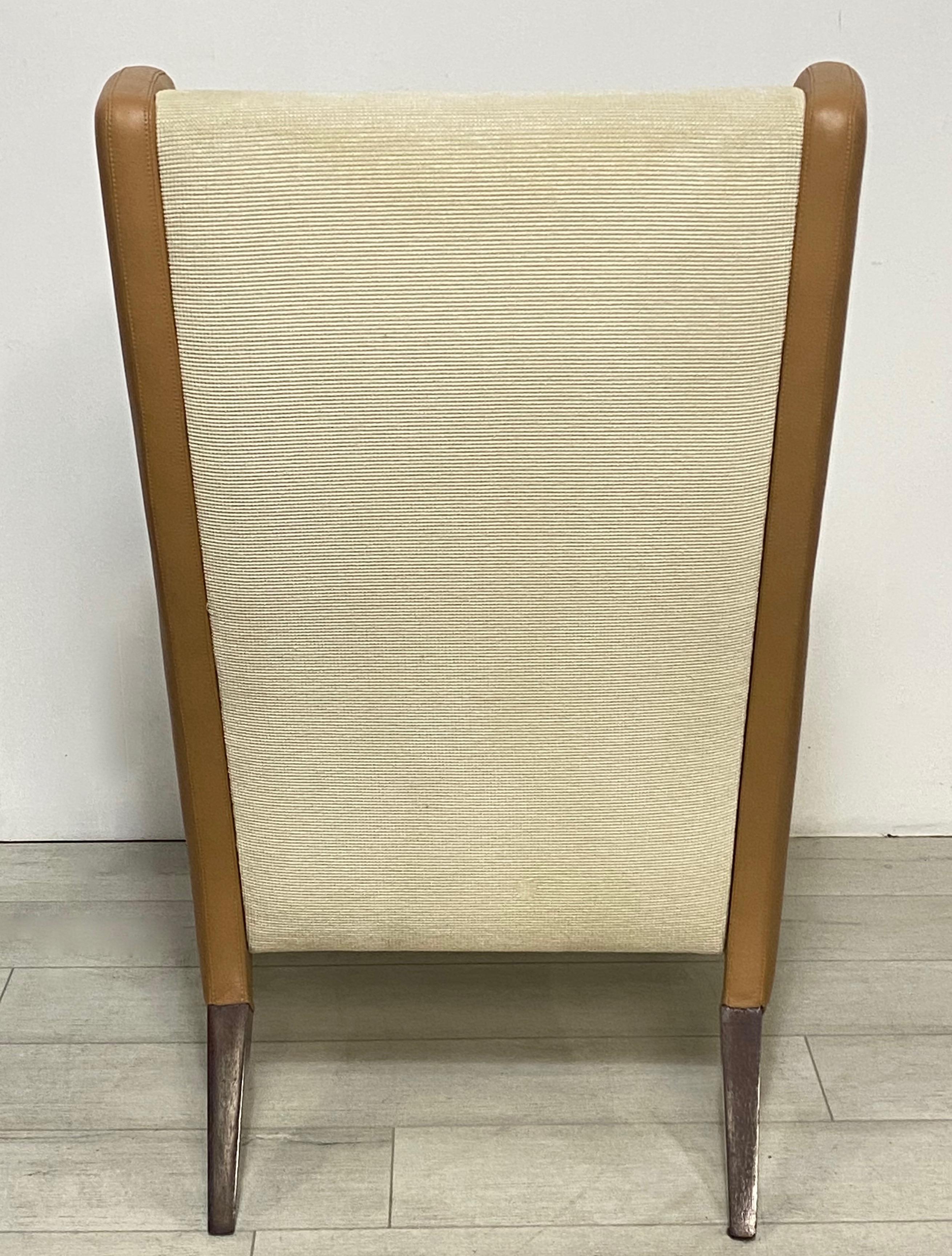 20ième siècle Paire de chaises Wingback de style Gio Ponti en cuir et tissu d'ameublement en vente