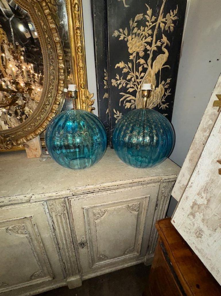 Pareja de lámparas modernas de cristal azul y dorado en forma de globo. Alrededor del año 2000. ¡Perfecto para el diseño ecléctico actual! 17h x 13w