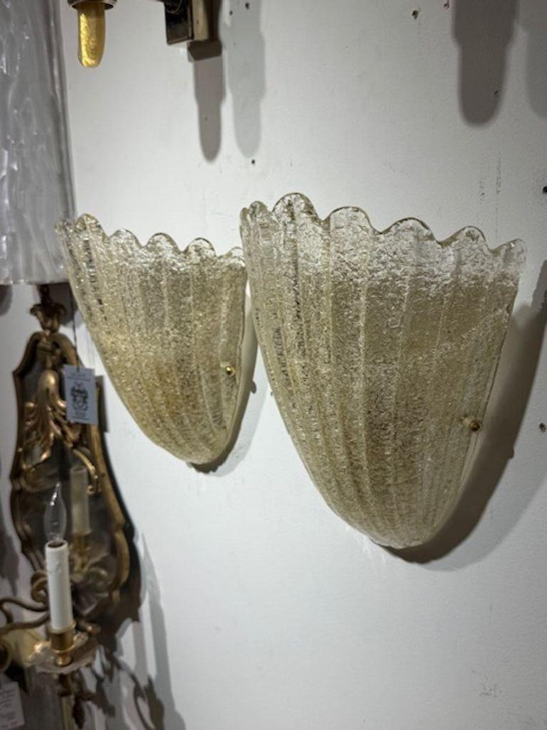 Wunderschönes Paar moderner goldener Murano-Glas-Leuchter in Form einer Muschel.  Erzeugt einen schönen Struktureffekt.  Ein schönes dekoratives Element! 
9,5b x 4,5d x 12h