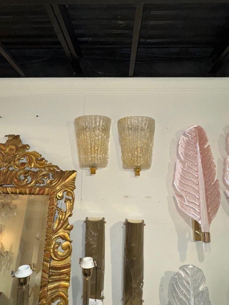 Si tratta di una coppia di applique decorative moderne in oro 