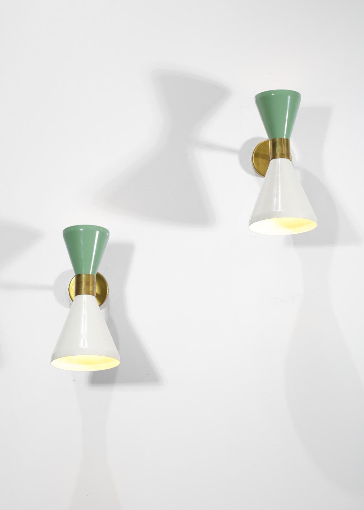 Contemporary Pair of Modern Green and White Diabolo Italian Wall Lights Stilnovo Style For Sale