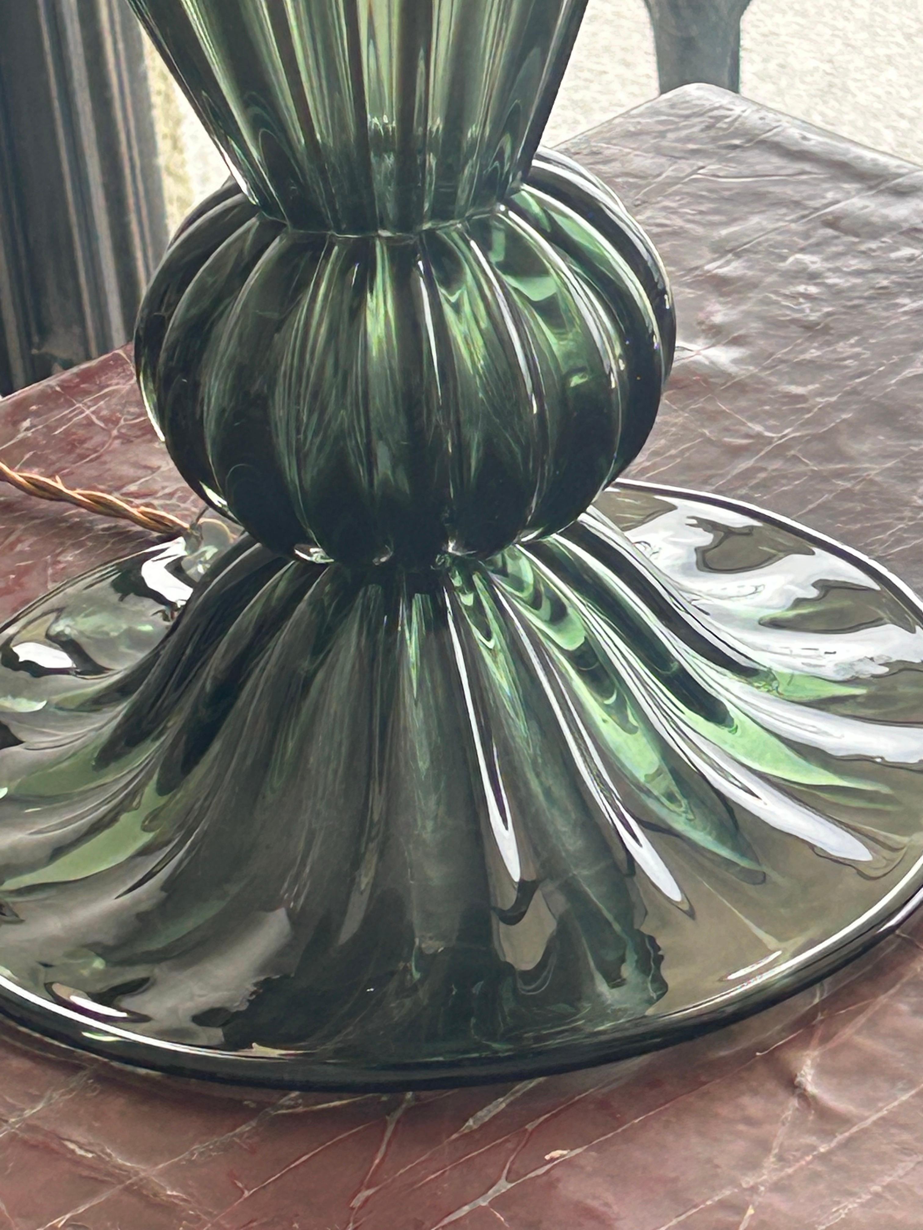 Paire d'objets modernes soufflés à la main  Verre vert de Murano  lampes de table en vente 3