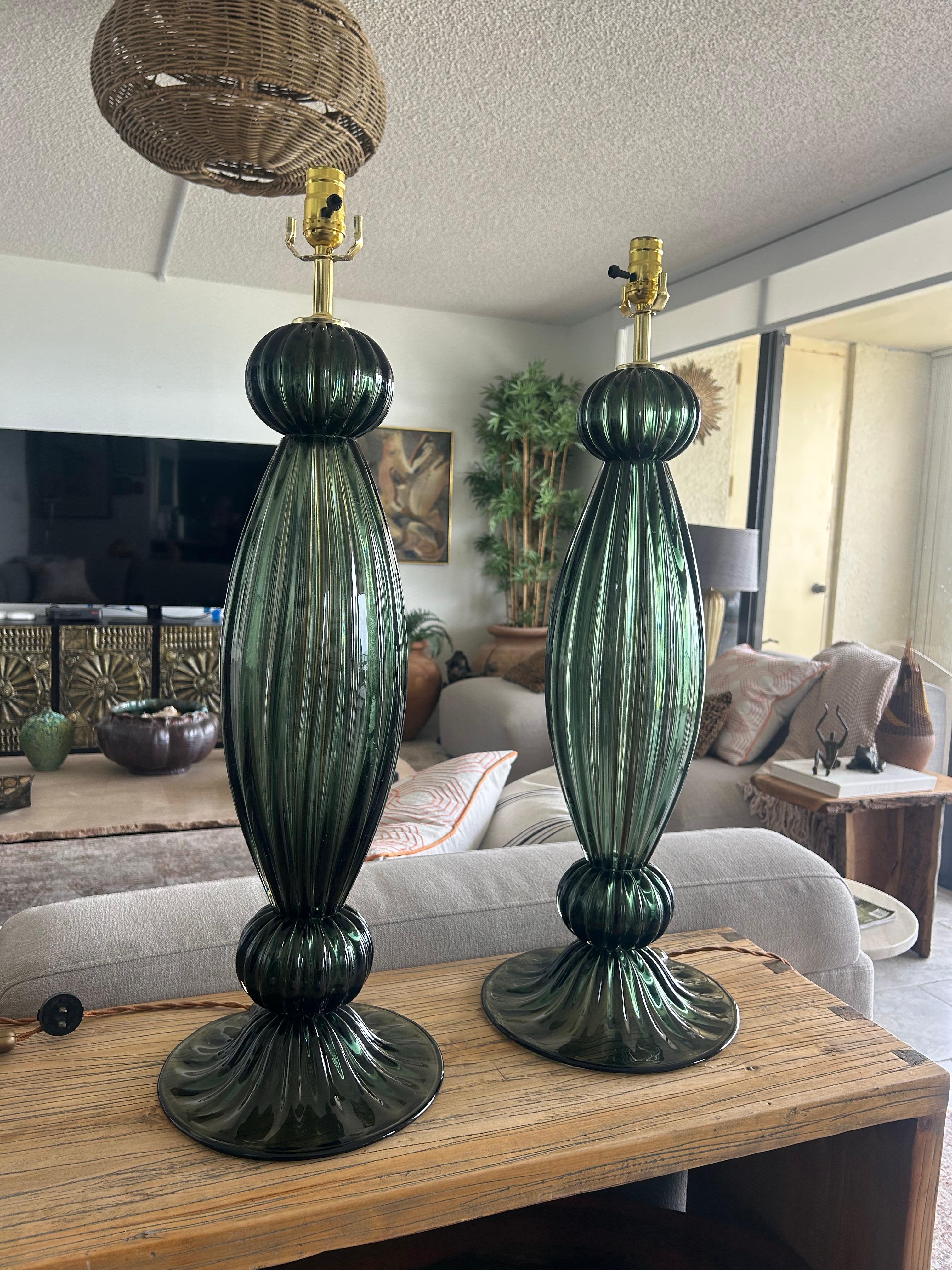 Paire d'objets modernes soufflés à la main  Verre vert de Murano  lampes de table en vente 4