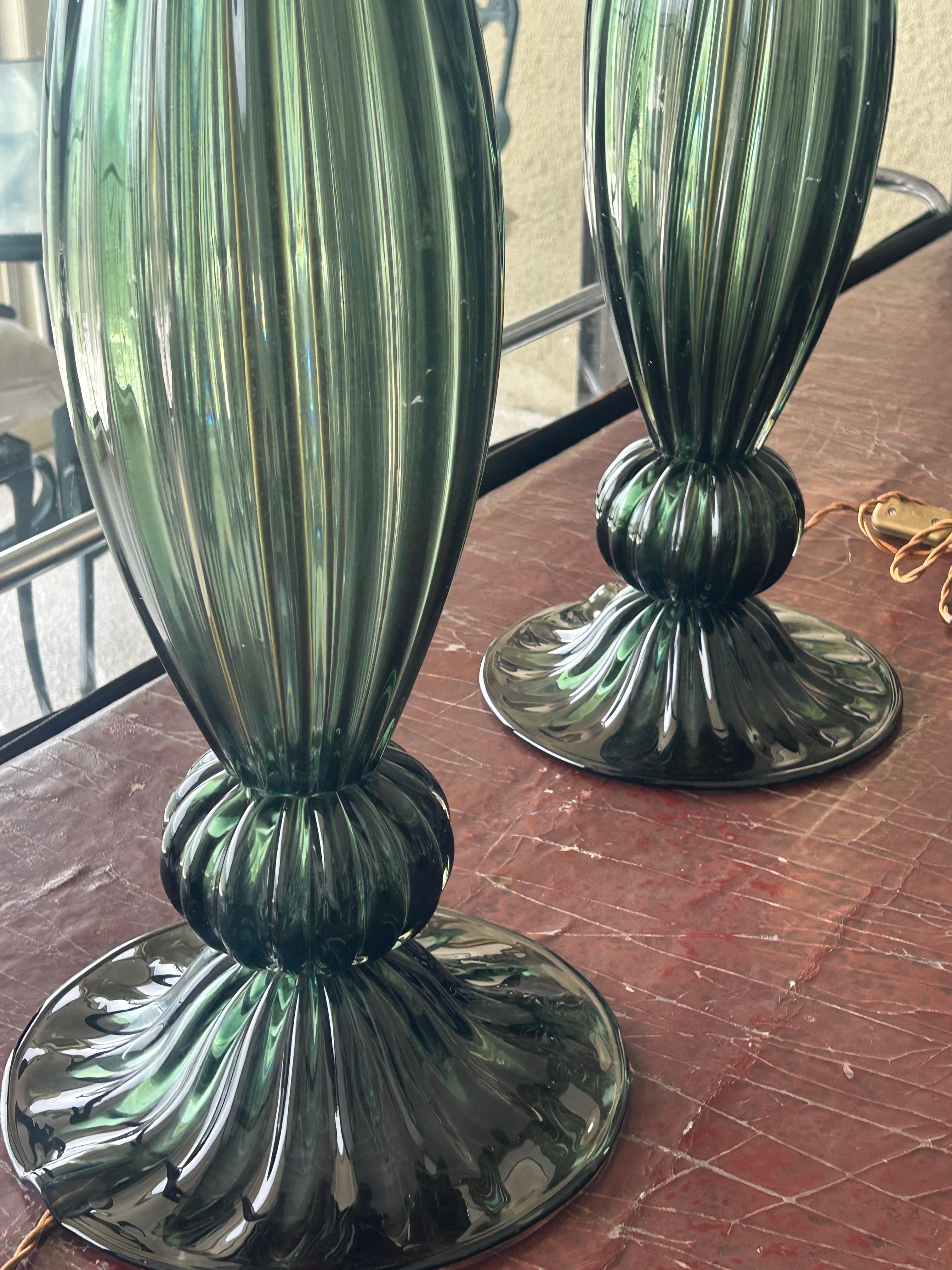 Paire d'objets modernes soufflés à la main  Verre vert de Murano  lampes de table en vente 5