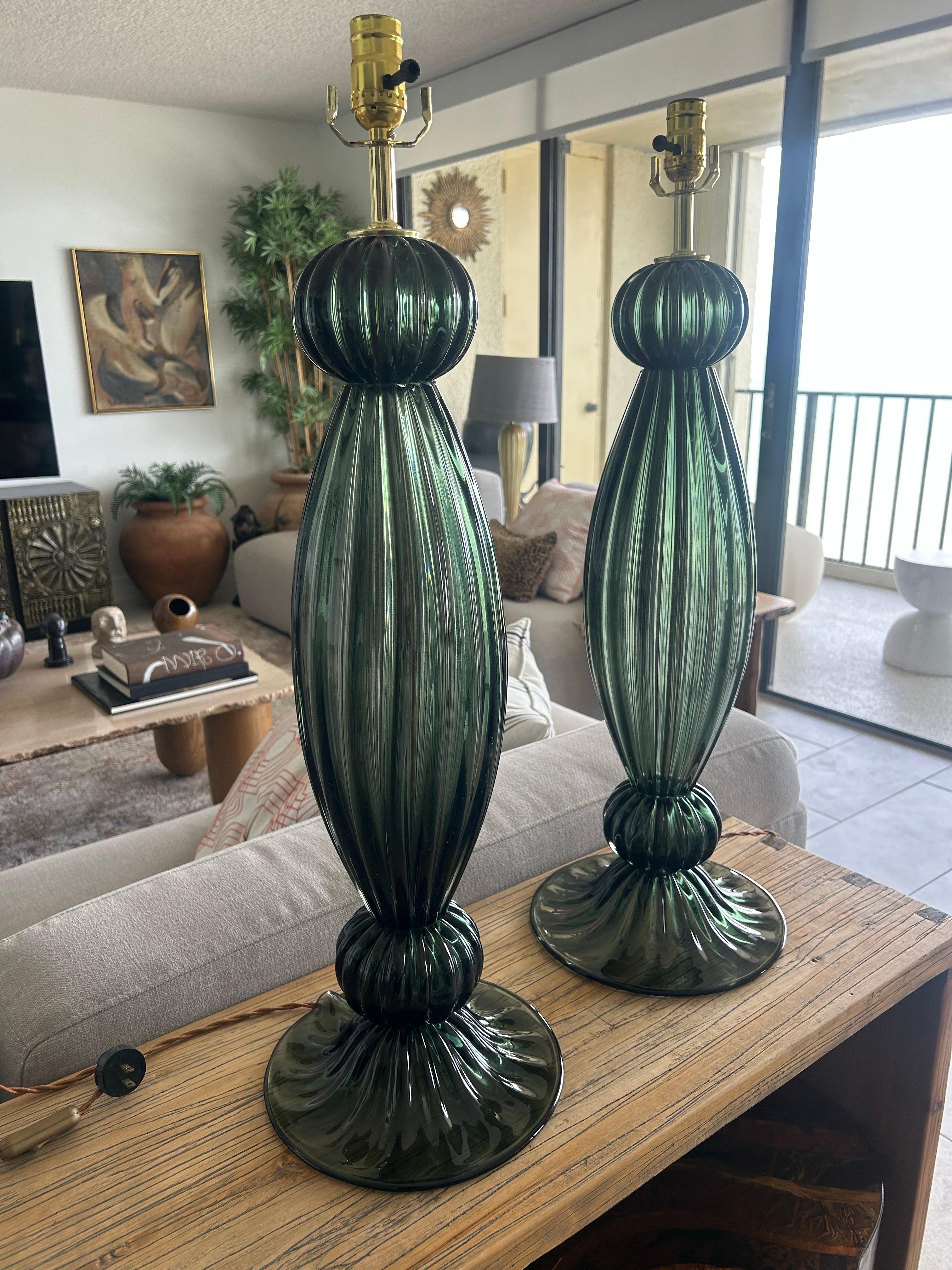 Paire d'objets modernes soufflés à la main  Verre vert de Murano  lampes de table en vente 6
