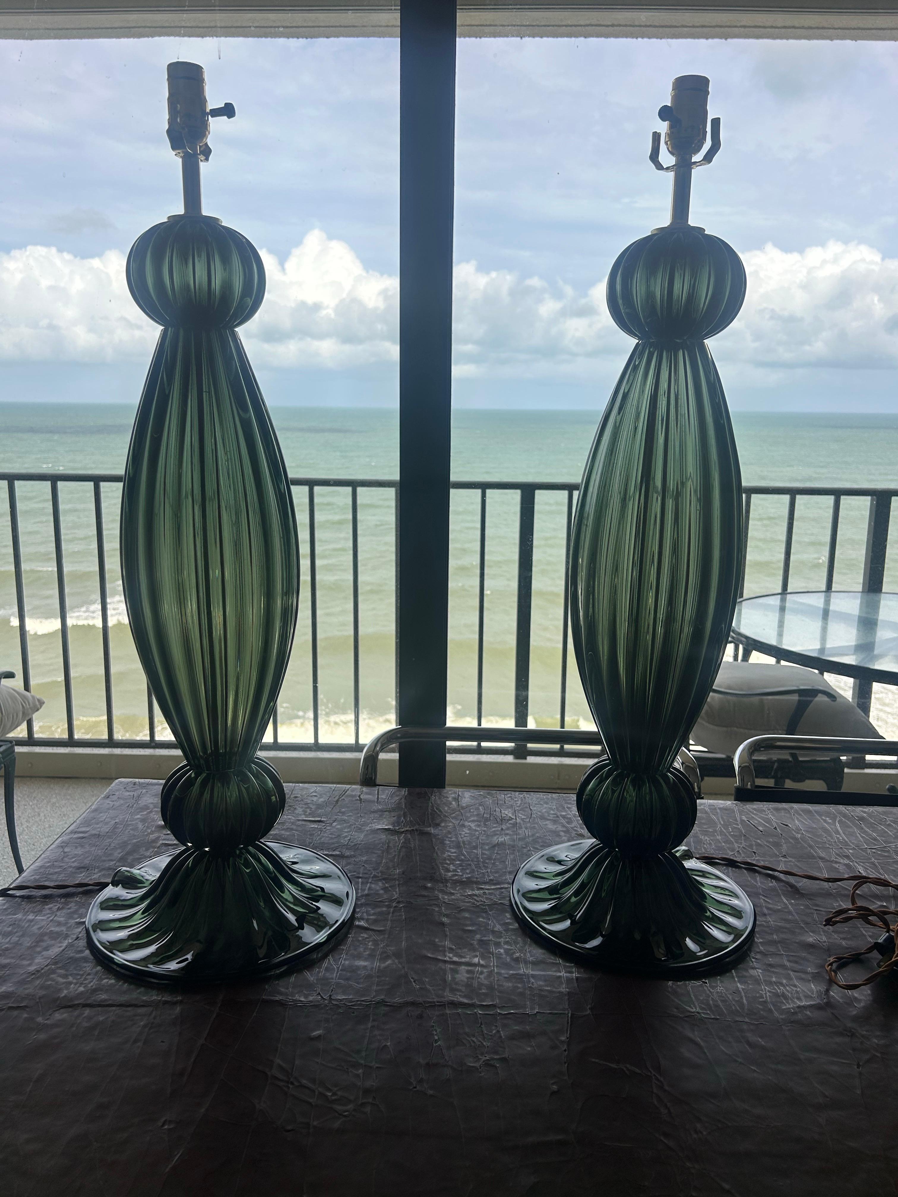 Paire d'objets modernes soufflés à la main  Verre vert de Murano  lampes de table en vente 7