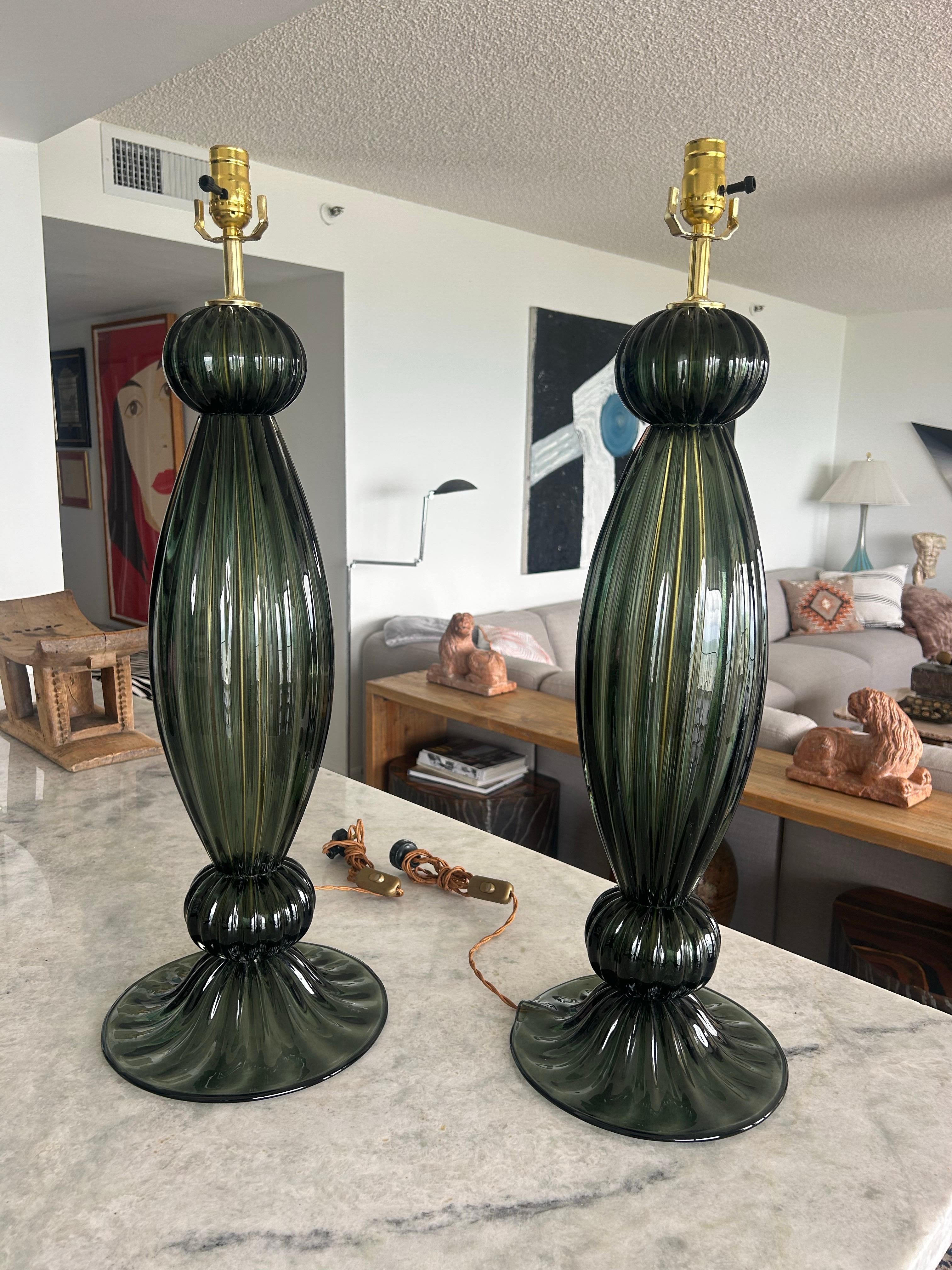Paire d'objets modernes soufflés à la main  Verre vert de Murano  lampes de table en vente 8