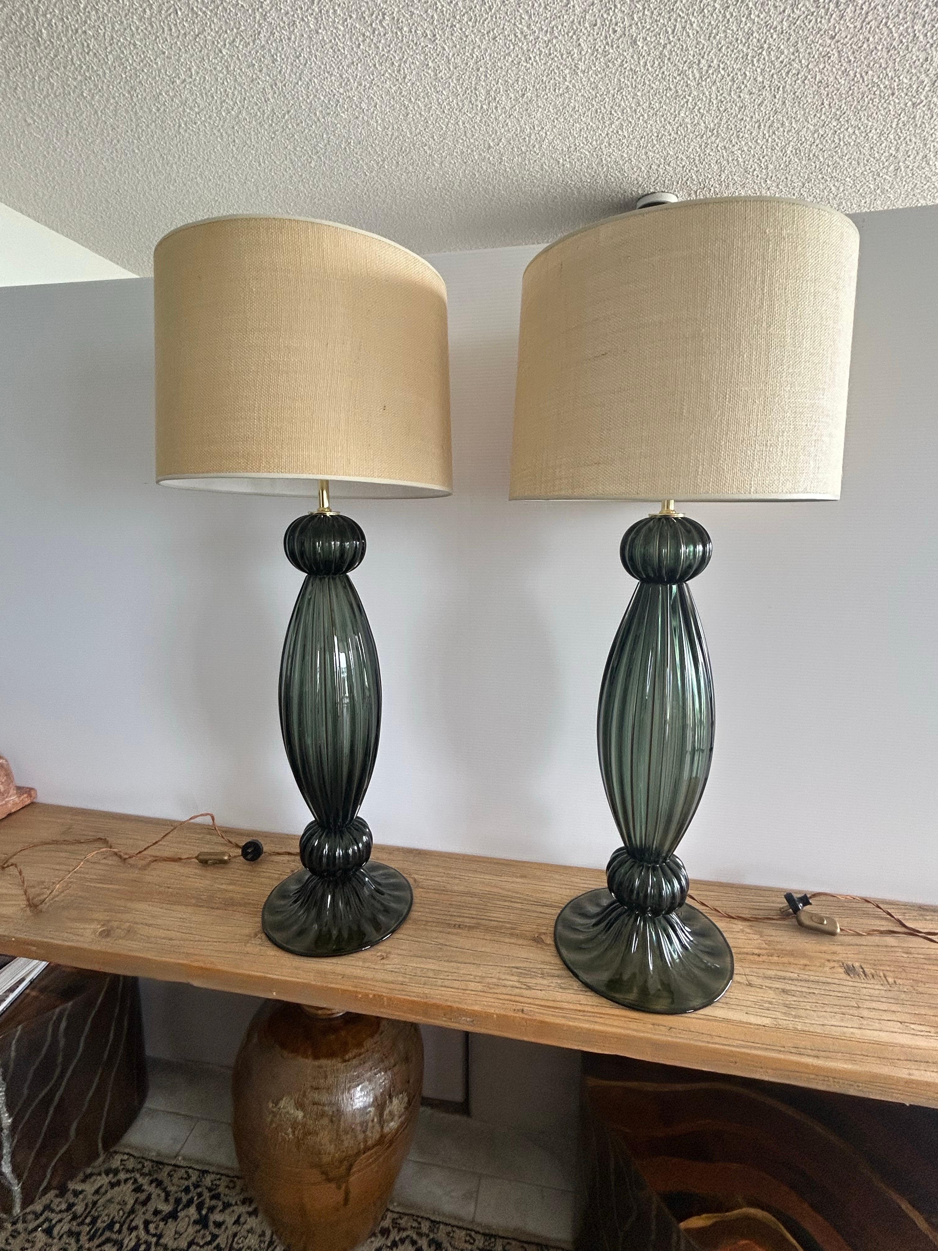 Paire d'objets modernes soufflés à la main  Verre vert de Murano  lampes de table en vente 9
