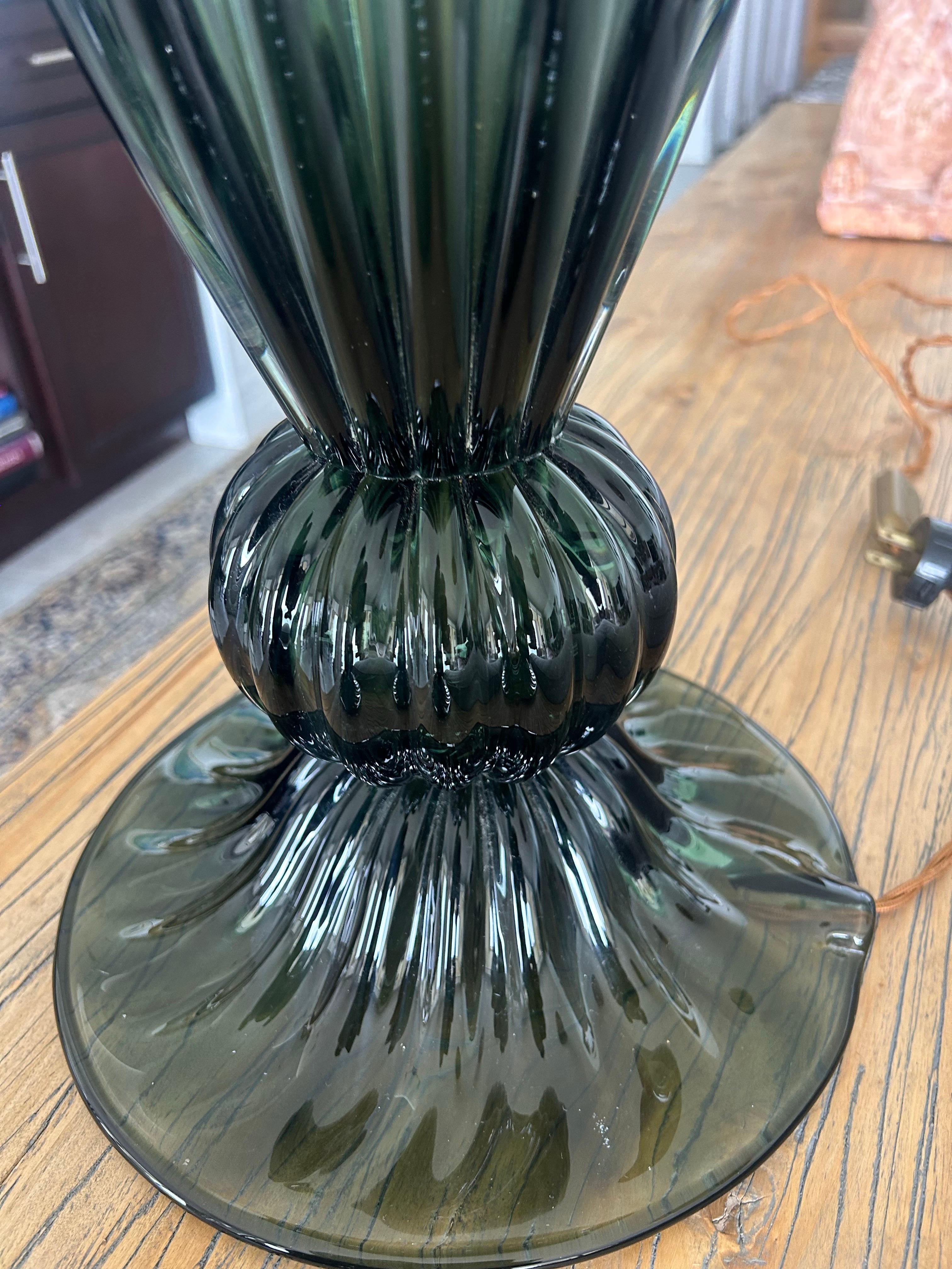 Paire d'objets modernes soufflés à la main  Verre vert de Murano  lampes de table en vente 10
