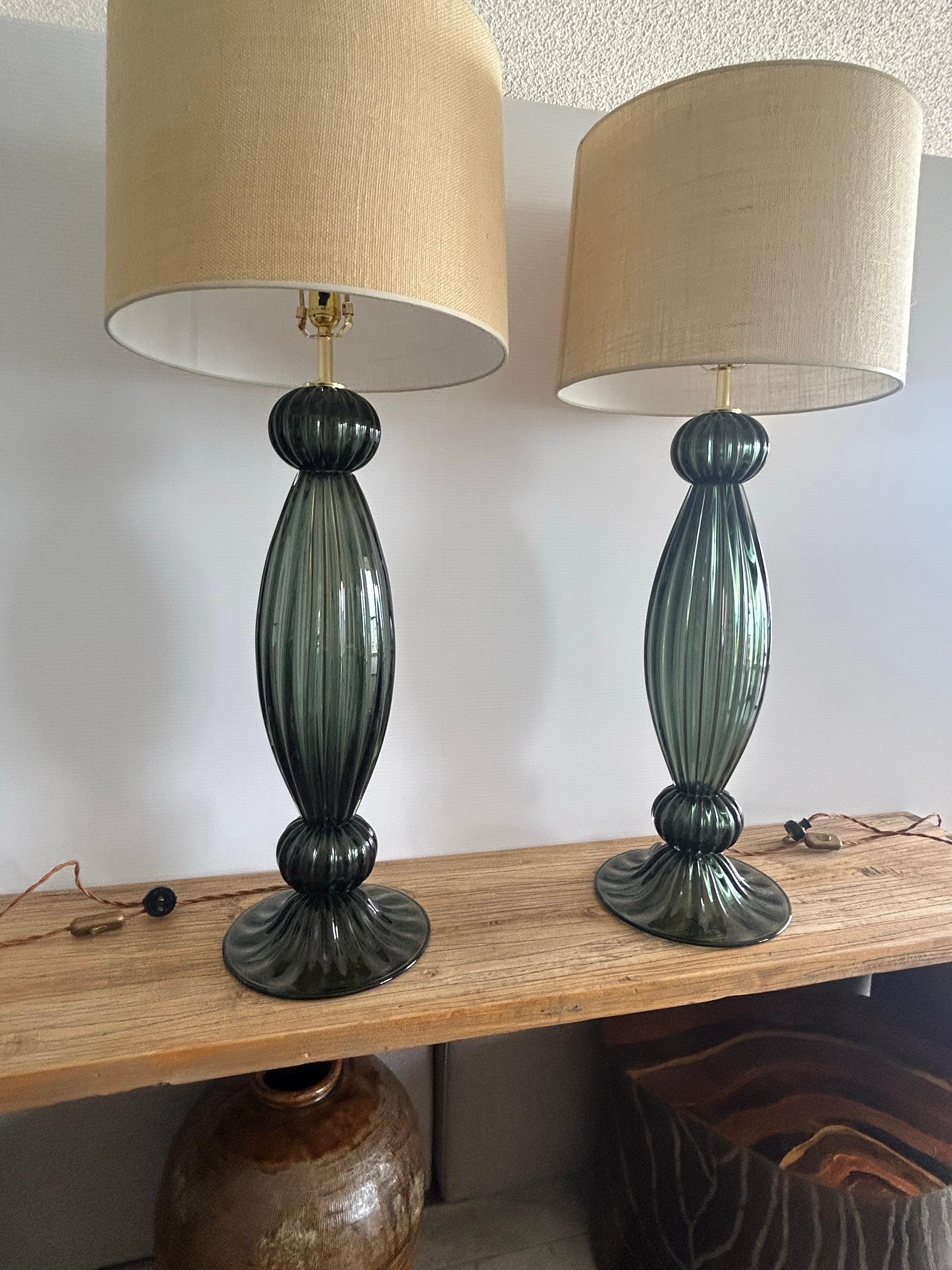 Paire d'objets modernes soufflés à la main  Verre vert de Murano  lampes de table en vente 11