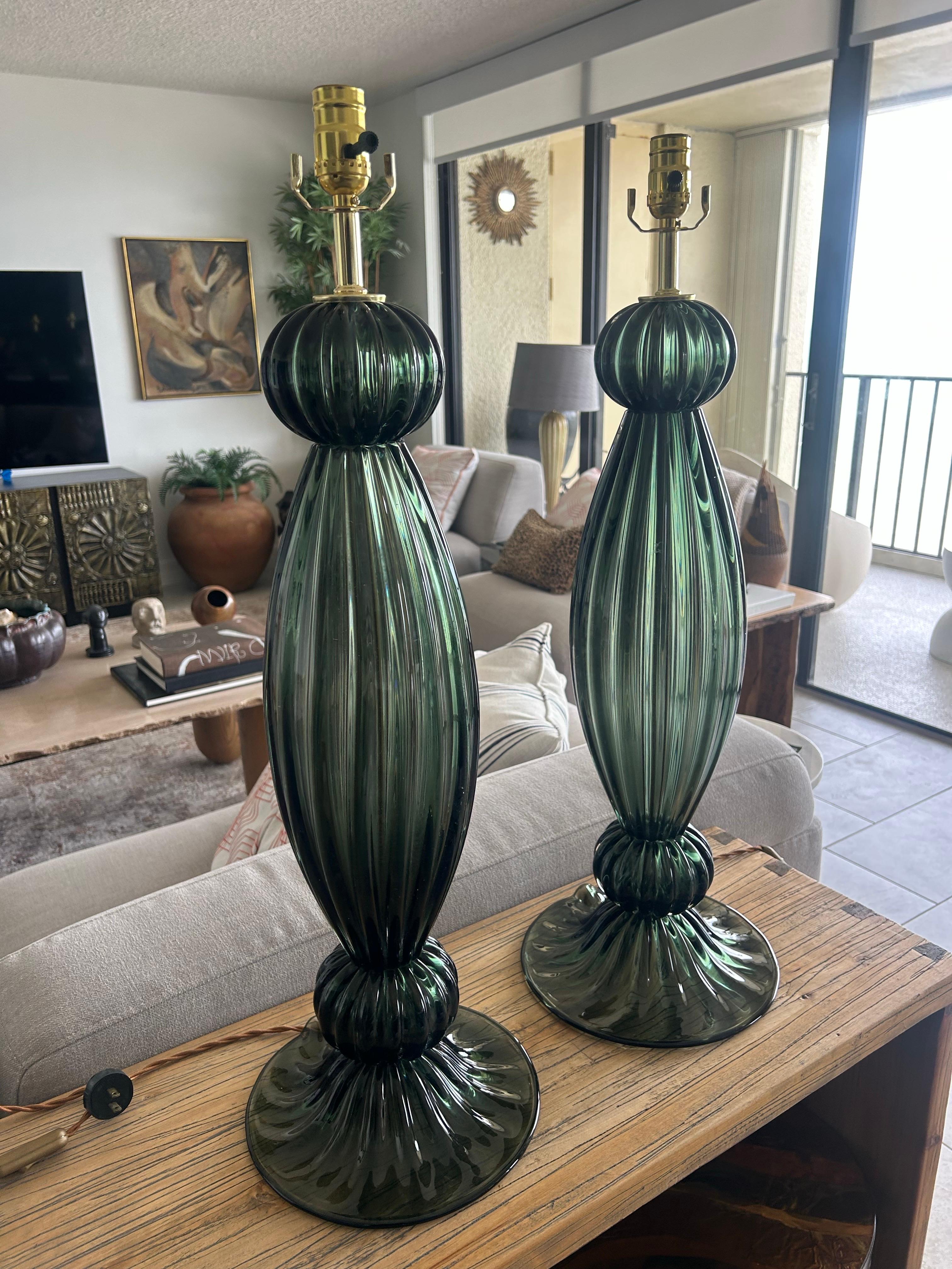 Il s'agit d'une grande et belle paire de  les lampes ont quatre  sections séparées... Chaque section est parfaitement formée avec du verre soufflé à nervures profondes. La couleur rayonne dans de nombreuses teintes différentes lorsque la lumière la